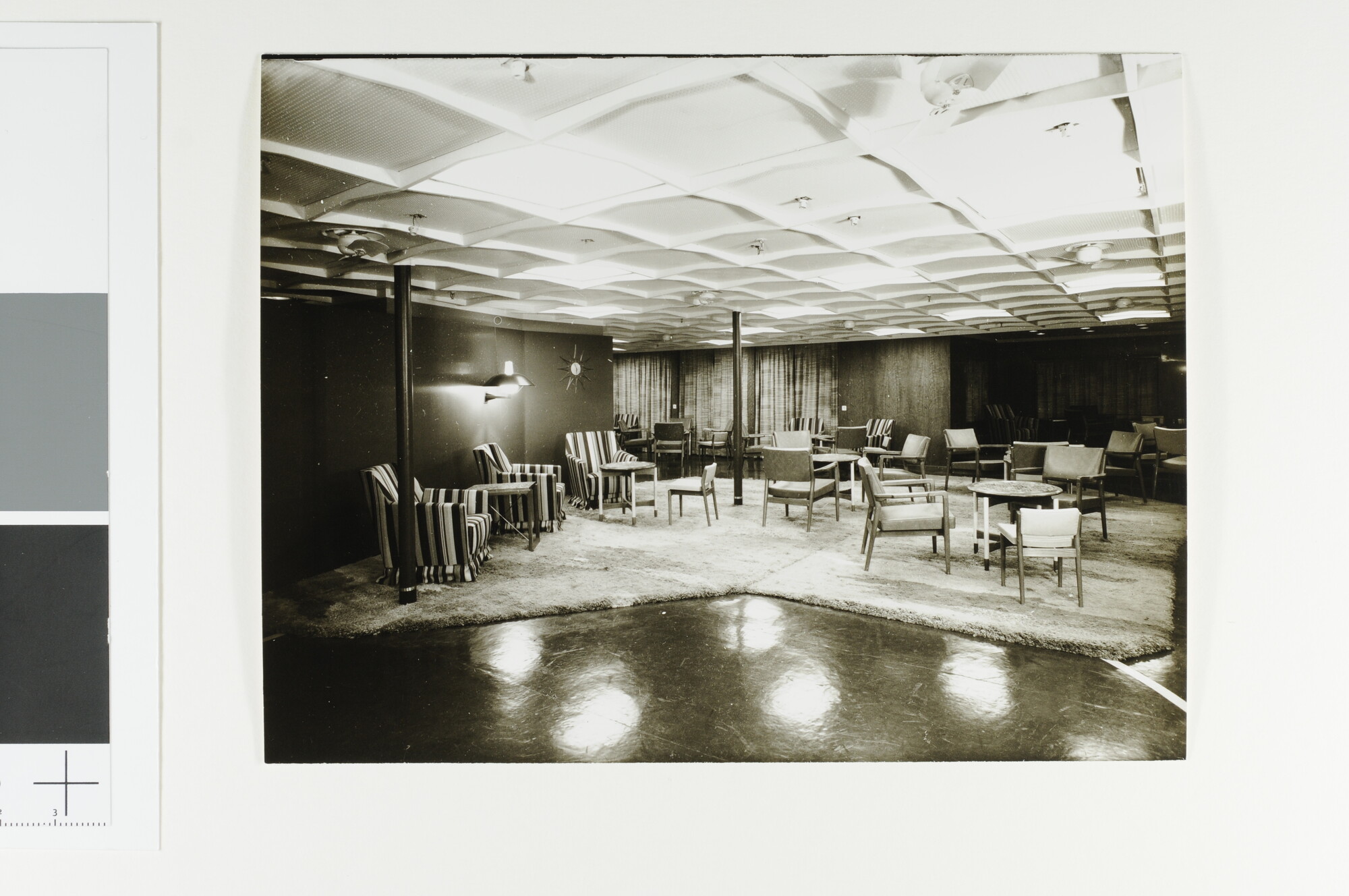 A.5023(01); Reproductiefoto's van het passagiersschip ms. 'Bolkoburg' en het scheepsinterieur ontworpen door H.P. Mutters & Zn; fotoreportage