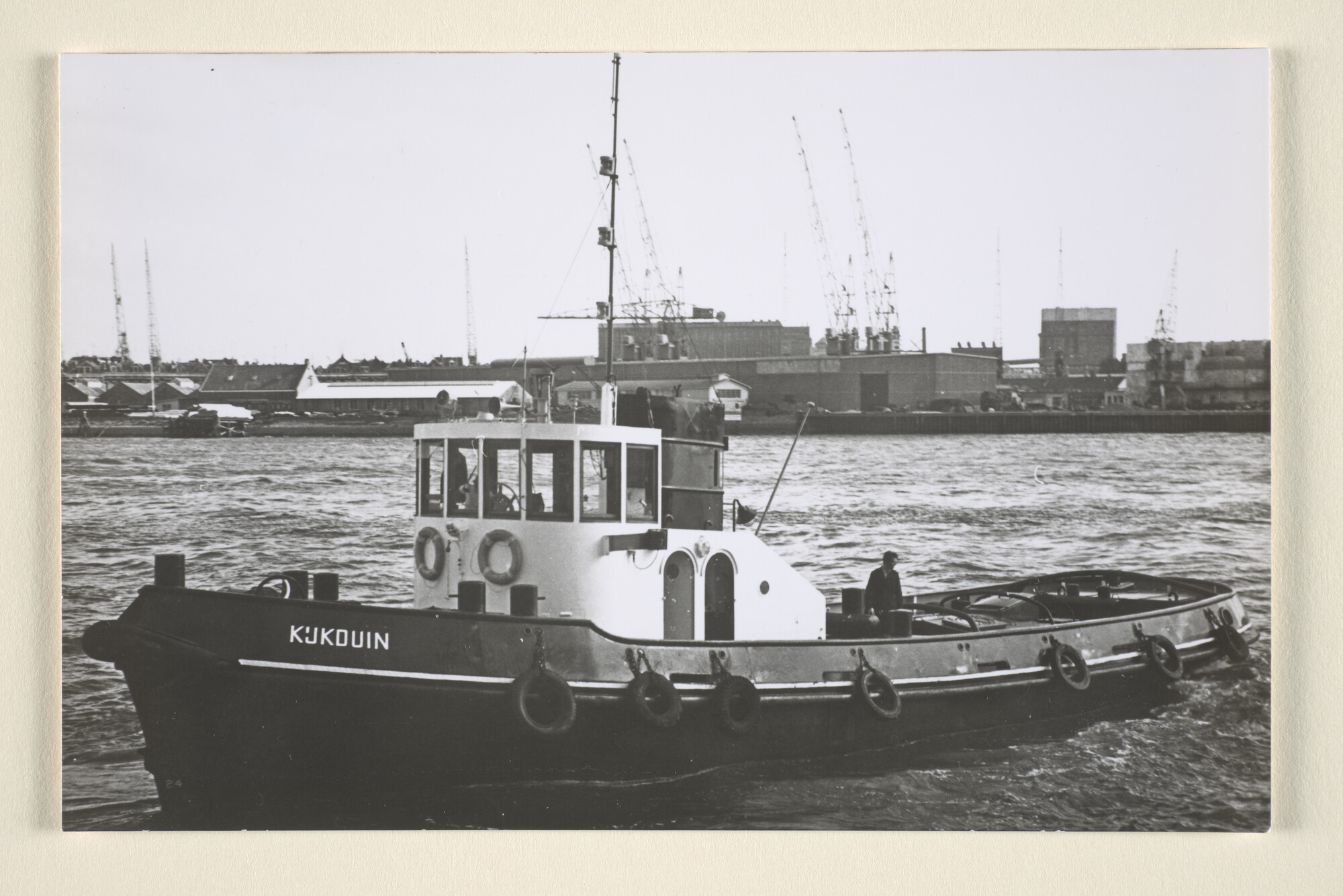 1996.3711; De havensleepboot 'Kijkduin' van L. Smit & Co's Internationale Sleepdienst gezien in de haven van Rotterdam; foto