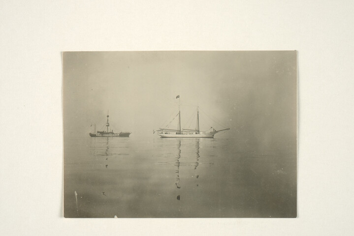 S.7143(1423); Foto van het lichtschip no. 5 als Schouwenbank en het hospitaalkerkschip de Hoop; foto