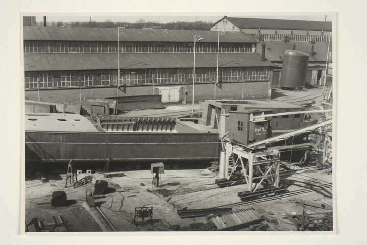S.5219(12)0214; Foto's van de bouw van het zwavelzuurtankschip ms. 'Ina' op de langshelling van de ASM; fotoreportage
