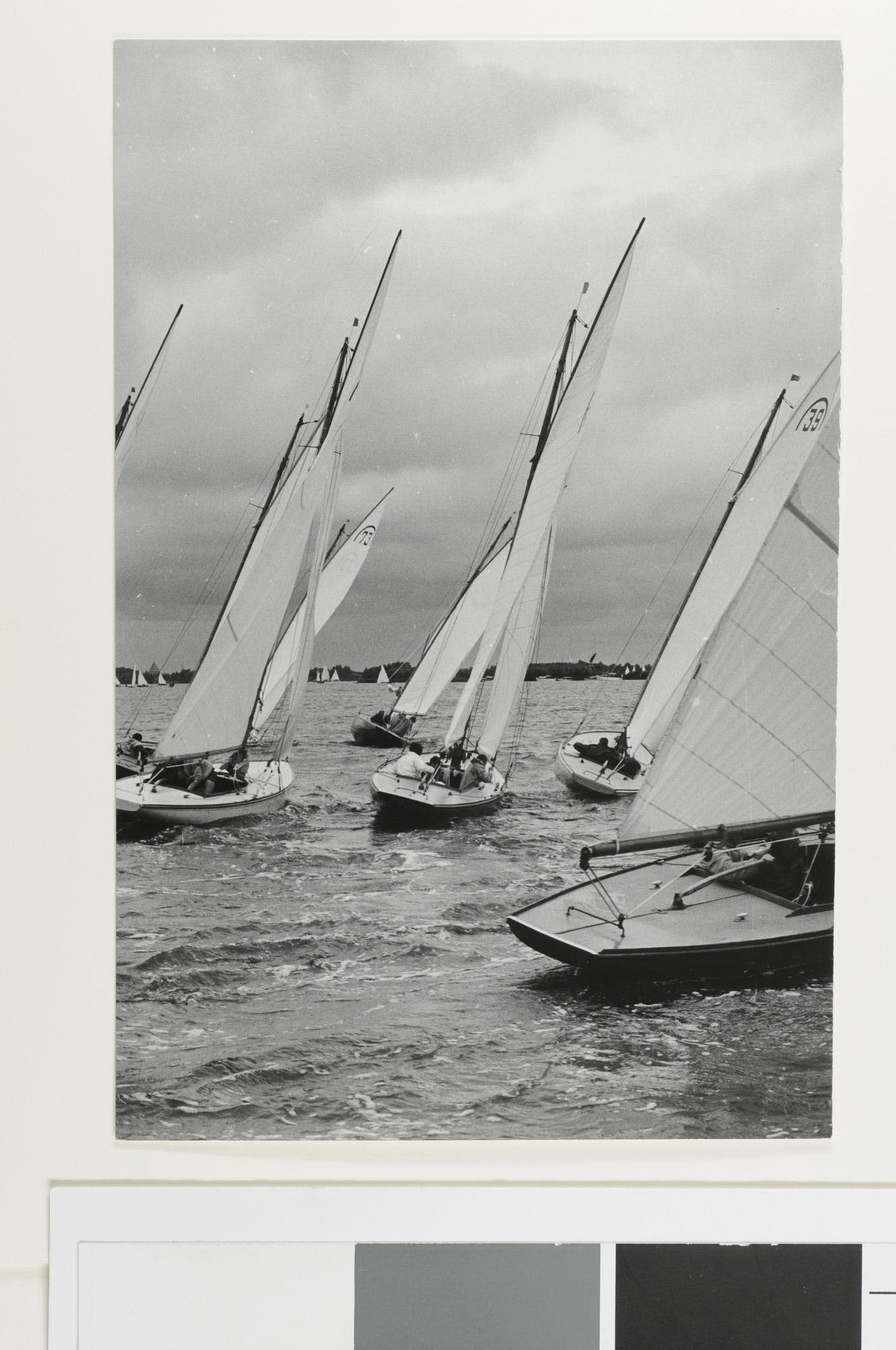 1993.1047; Zeilwedstrijd op de Kagerplassen van zeilboten van de Regenboogklasse; foto