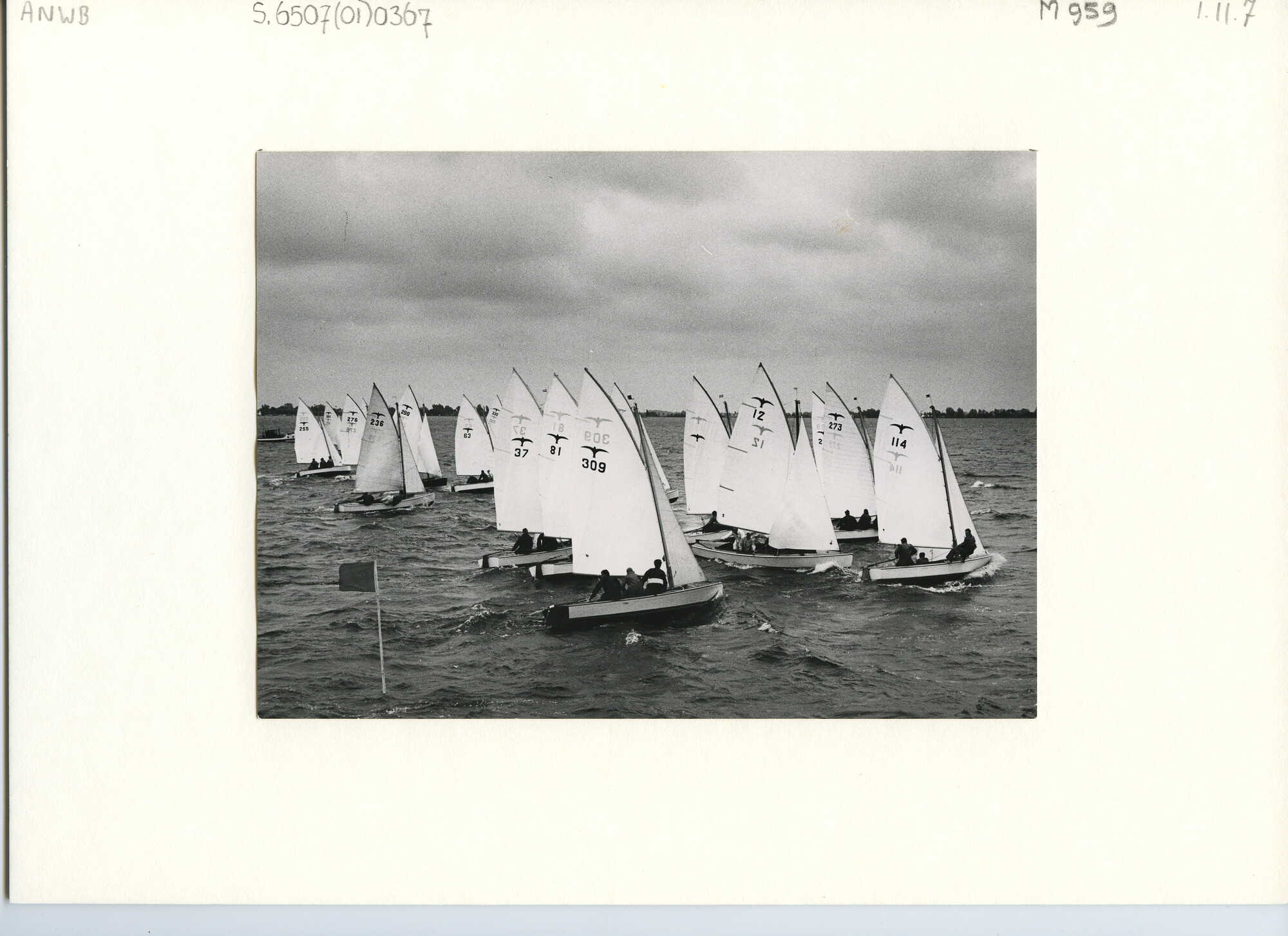 S.6507(01)0367; Foto van de start van de Valkenklasse op de Westeinderplassen; foto