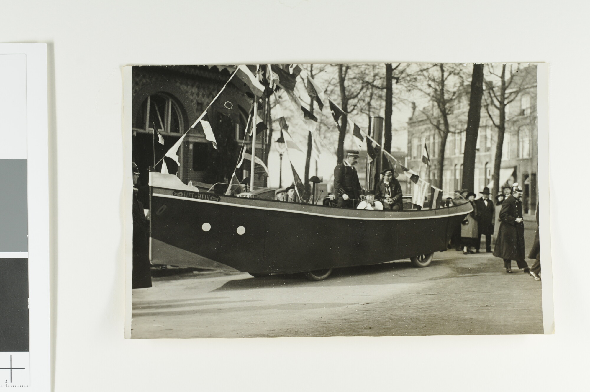 A.5675(86); Feestelijke optocht in Amsterdam met een tot stoomschip opgetuigde praalwagen met de naam 'Piet Hein'; foto