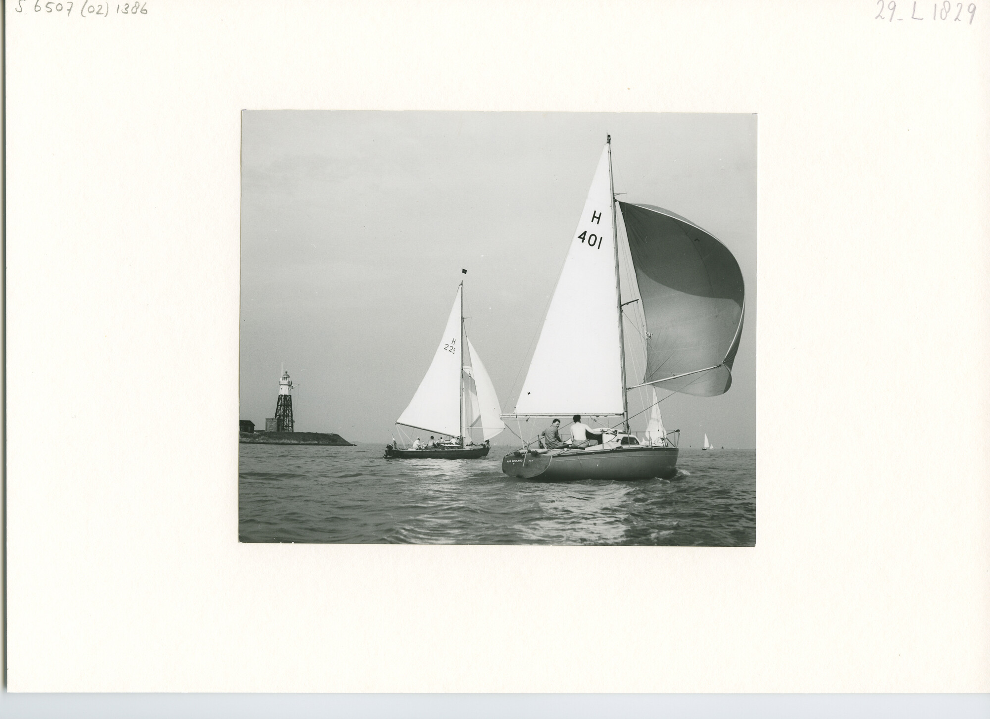 S.6507(02)1386.02; Zwart-wit foto van voordewind zeilende jachten bij de IJ-vuurtoren tijdens de Trintelrace; foto