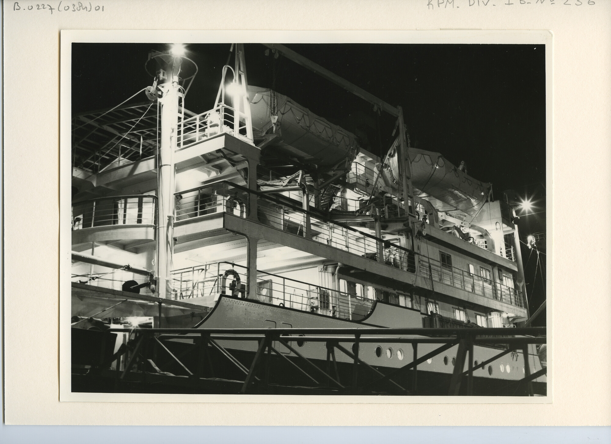 B.0227(0384)01; Nachtfoto van ms. Schouten afgemeerd langs de kade ; foto