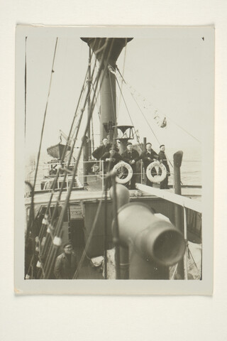 S.7143(1431)04; Foto van leerlingen van de Kweekschool voor de Zeevaart te Amsterdam a/b hospitaalkerkschip De Hoop; foto