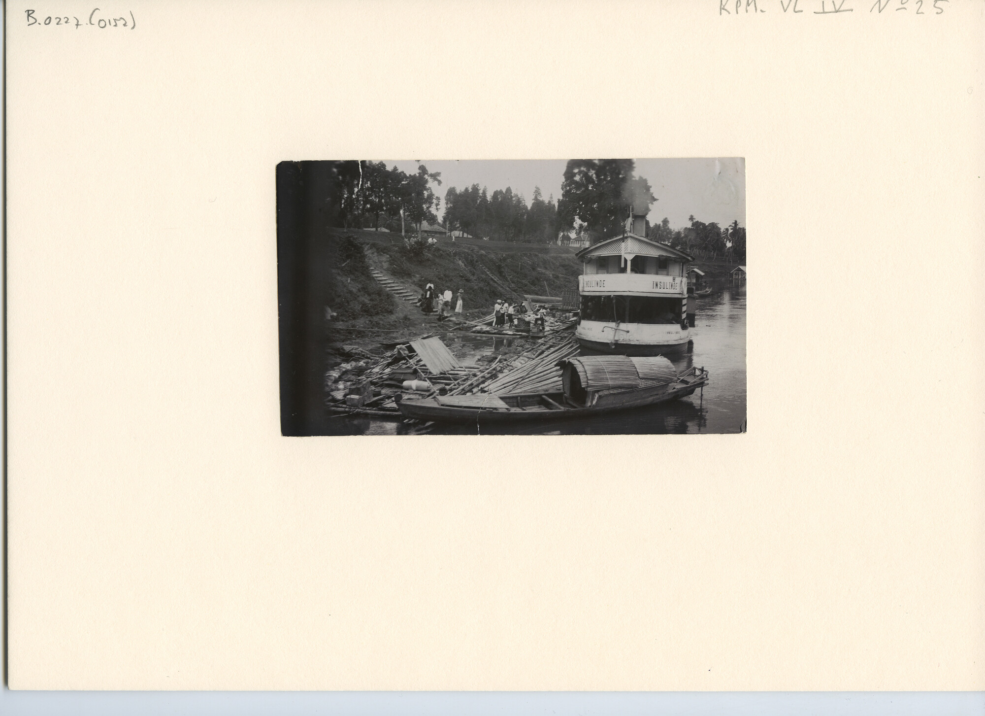 B.0227(0152); De hekwieler Insulinde van de KPM voor de vaart op de Batanghari-rivier [...]; foto