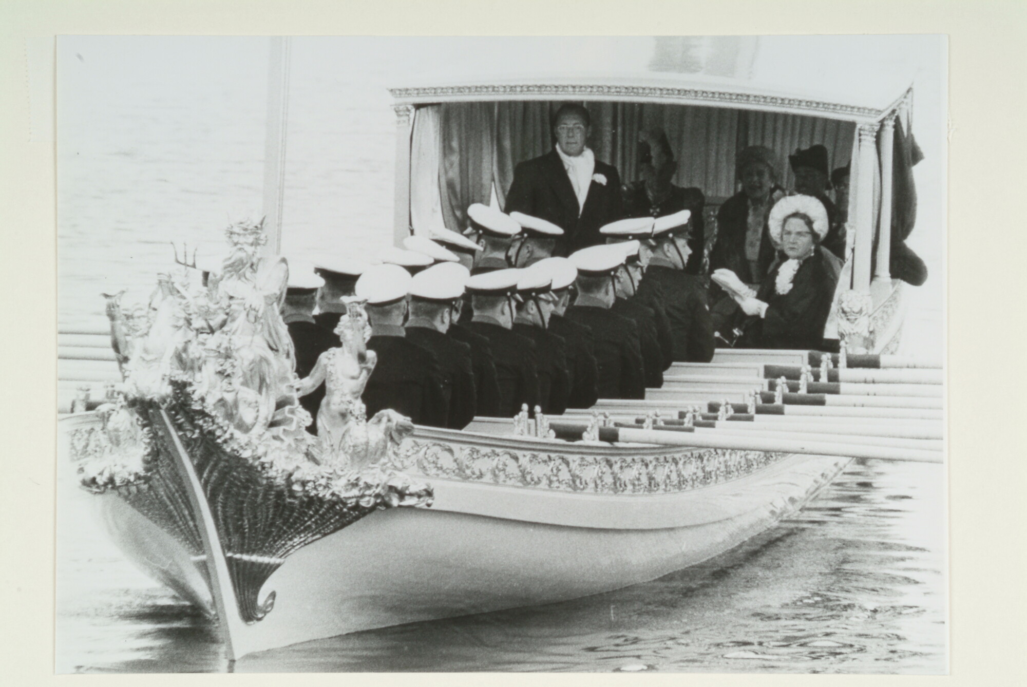 1993.5309; Feestelijke tocht van koningin Juliana en prins Bernhard naar het Amstelhotel ter gelegenheid van hun zilveren huwelijk met de Koningssloep; foto