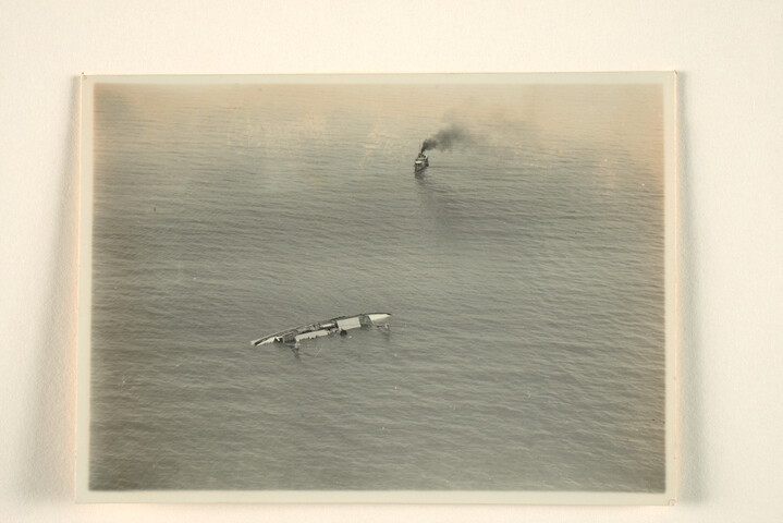 1994.7246; Luchtfoto van de mijnenlegger Hr.Ms. 'Serdang', die de gekapseisde mijnenlegger Hr.Ms. 'Krakatau' te hulp snelt, kort na de ramp op 11 okt; foto