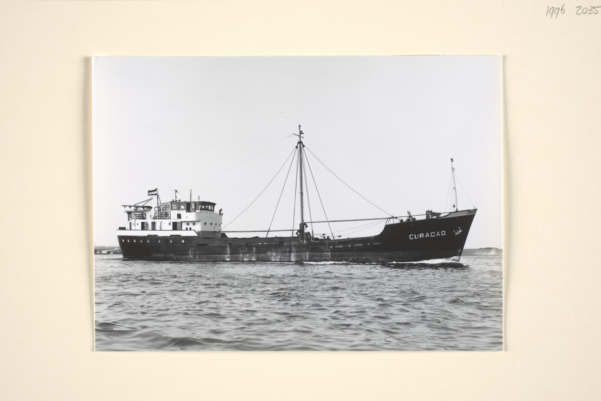 1996.2035; De coaster ms. Curaçao van H. Bonninga (Kamps Scheepvaart & Handels [...]; foto