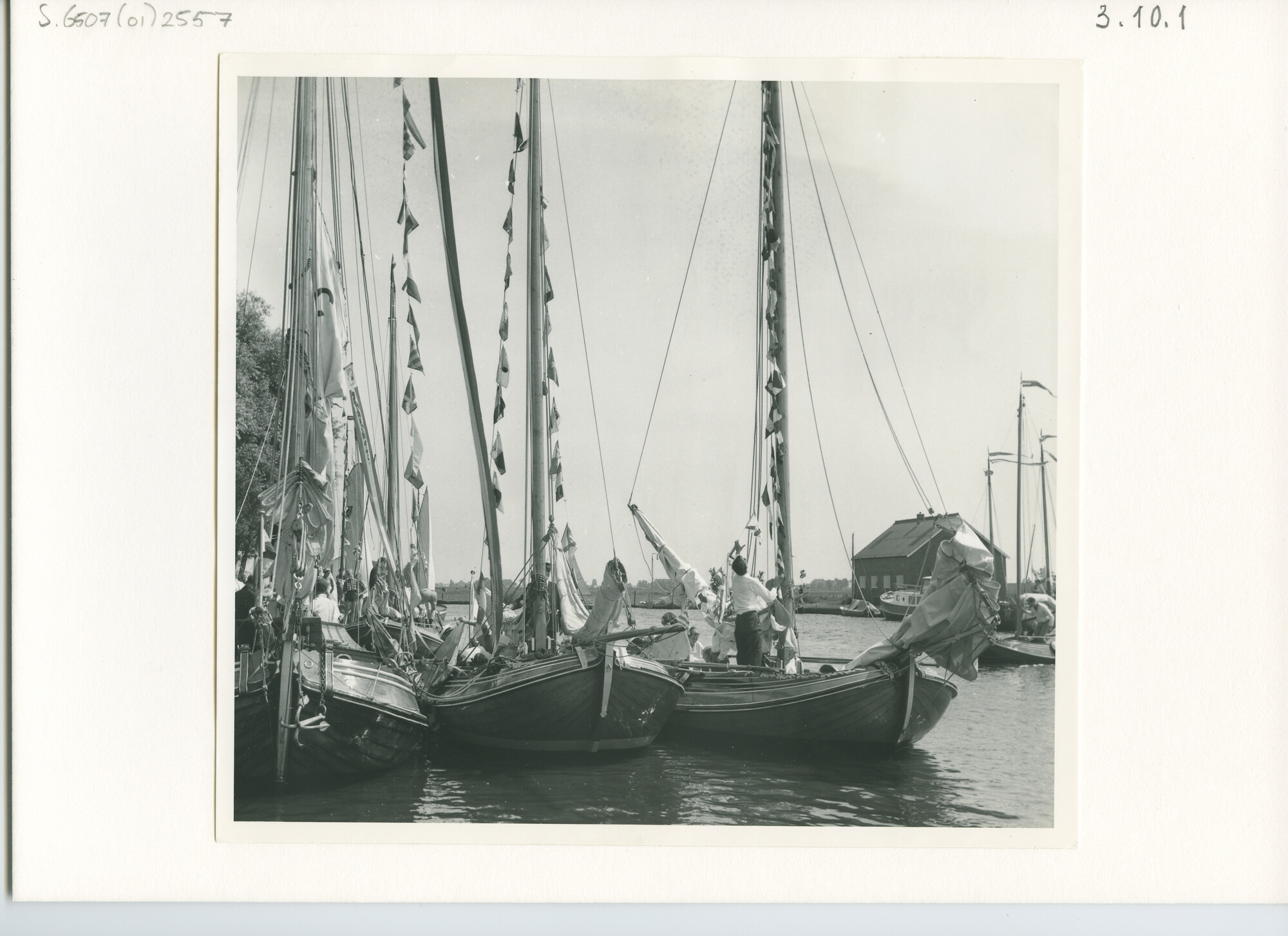 S.6507(01)2557; Gepavoiserde Friese Jachten afgemeerd in Heeg; foto