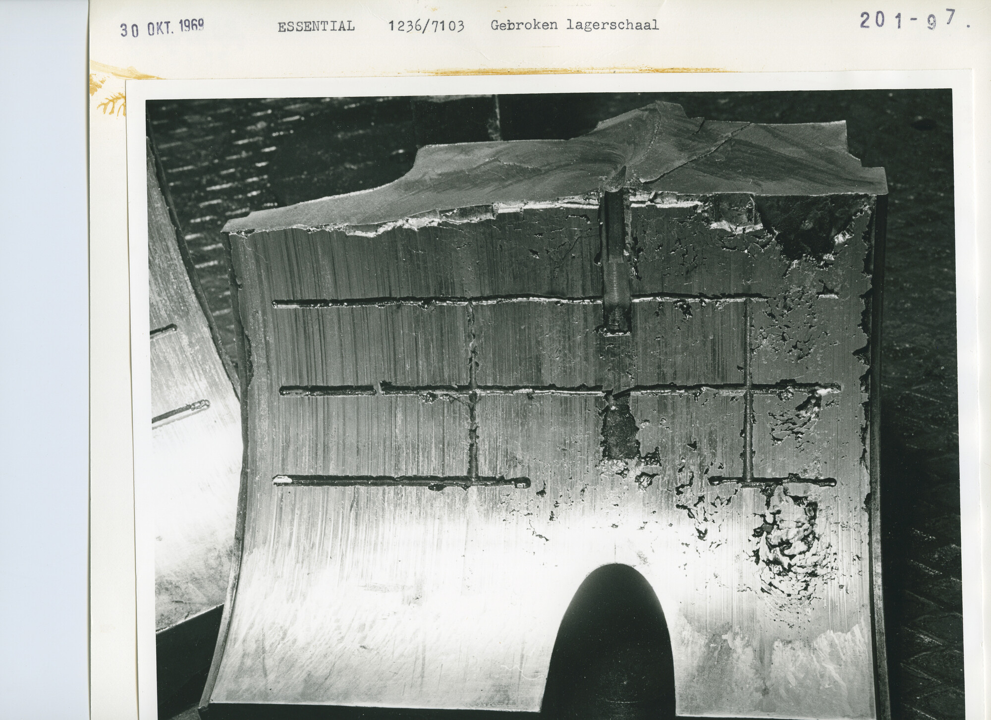 S.5444(5068)05; Foto van schade aan werktuigen in de motorkamer van de Essential; foto