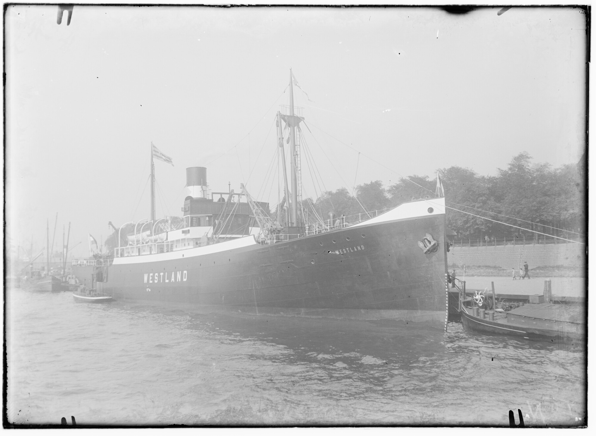 2018.1852; Glasnegatief van het vrachtschip Westland (Nederlands, 1926); glasnegatief