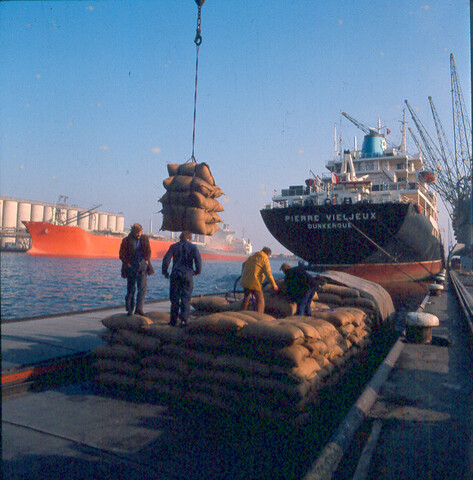 S.9100(6701); Dia van het Franse vrachtschip 'Pierre Vieljeux' uit Duinkerken; diapositief