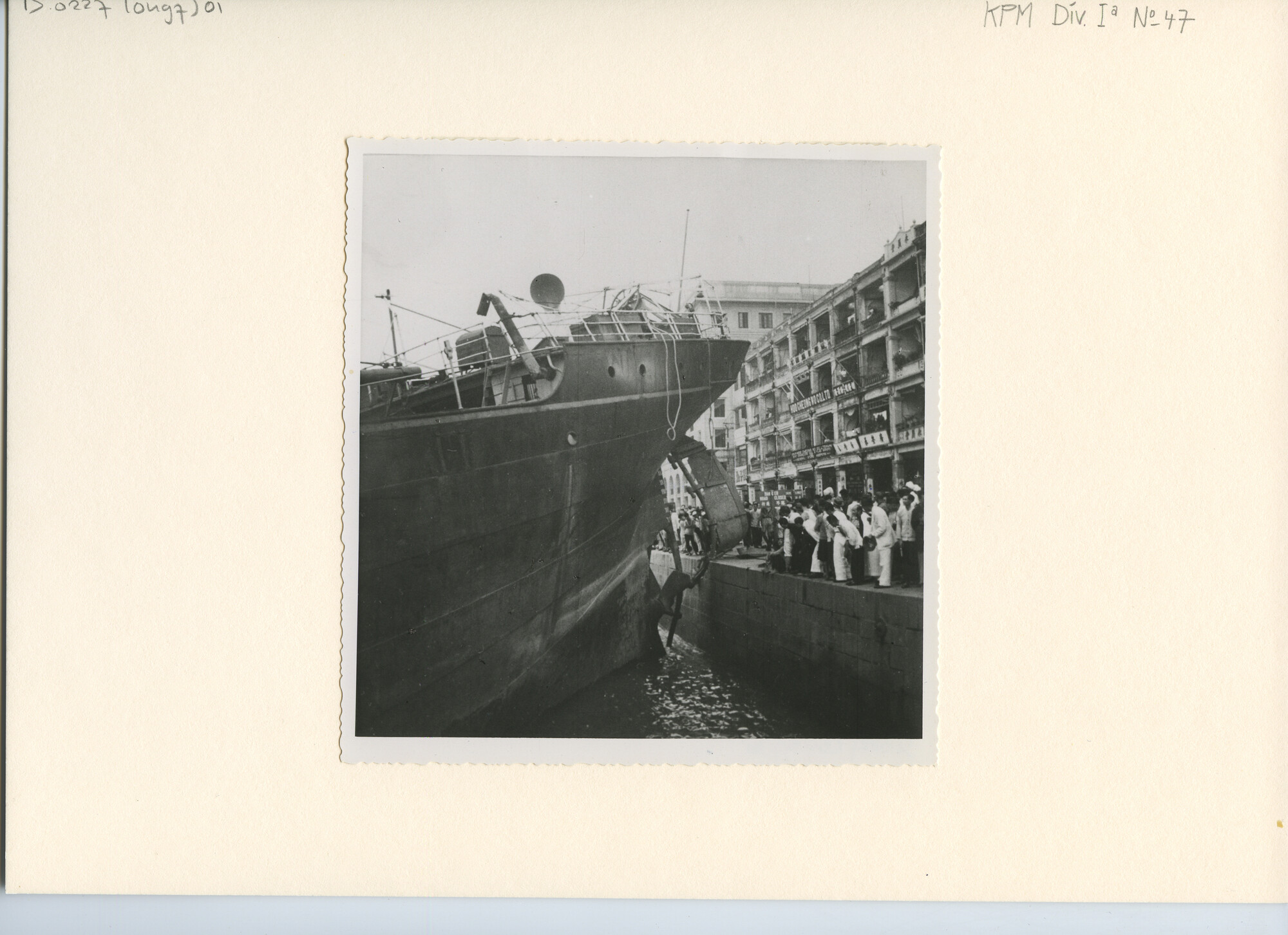 B.0227(0497)01; Typhoonramp ms. Van Heutsz: fotos van de schade aan schepen in de haven van HongKong [...]; foto