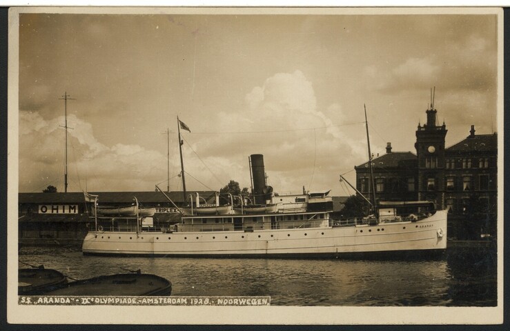 S.6408(0193); Vier fotos van buitenlandse schepen in de haven van Amsterdam en aan de kade [...]; prentbriefkaart-serie