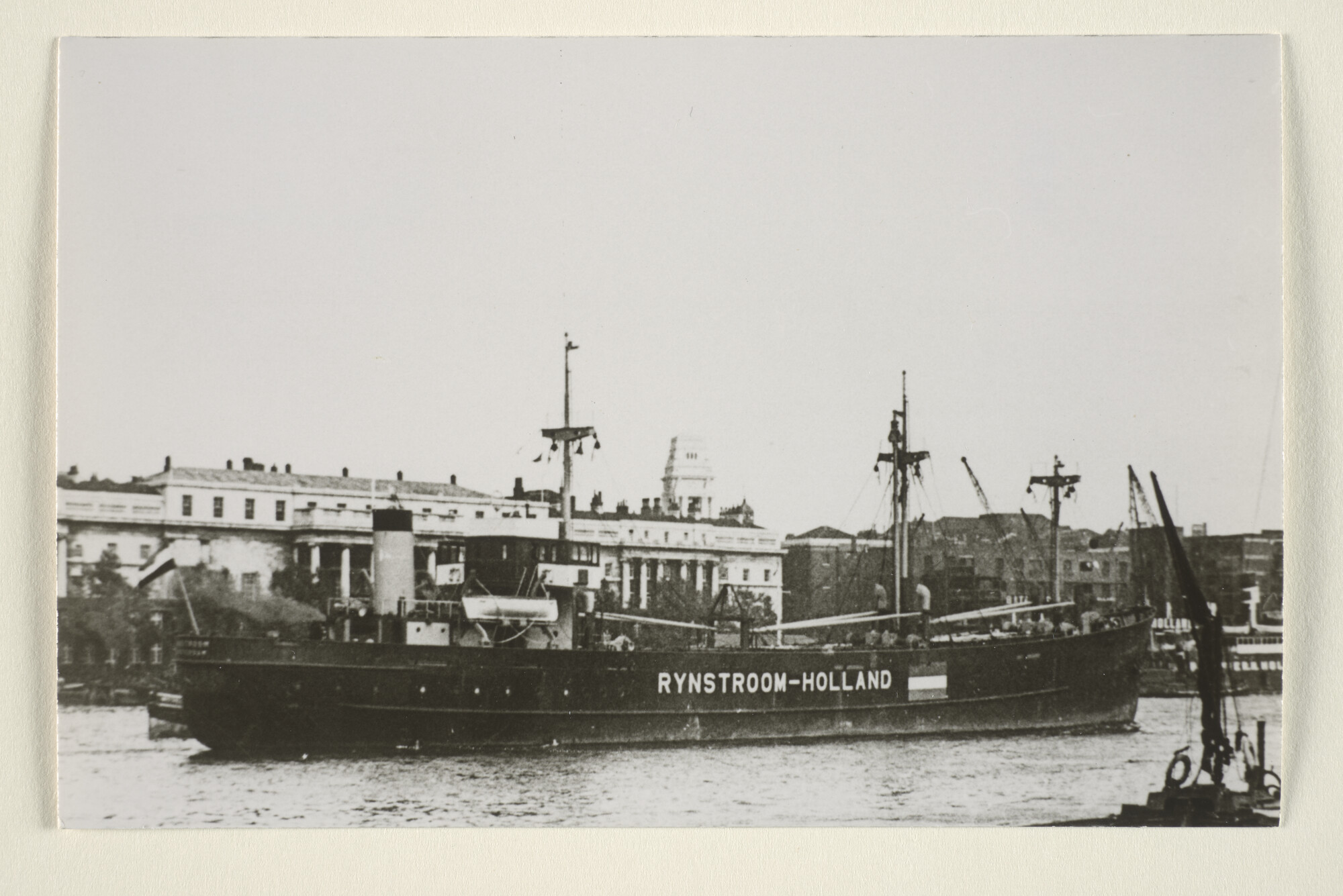 1995.6335; Het vrachtschip ms. 'Rijnstroom' van de Hollandsche Stoomboot Maatschappij gezien op de Theems in Londen gezien op stuurboord [...]; foto
