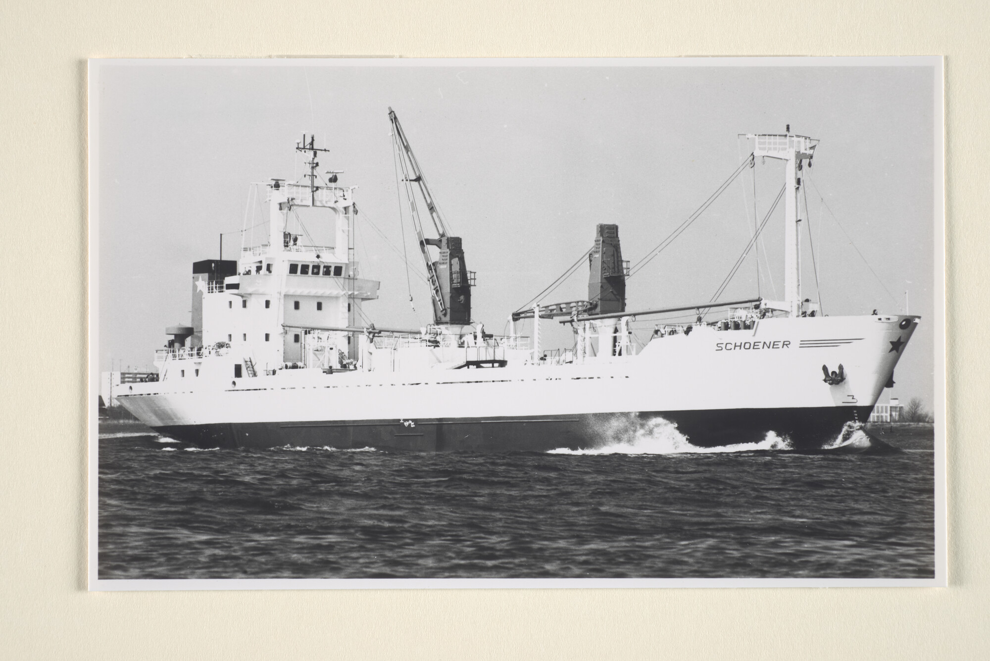 1996.2210; Het koelschip ms. 'Schoener' van Rederij Jaczon Schoener BV; foto