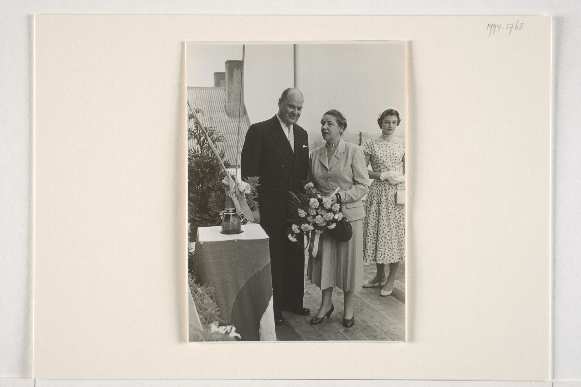 1994.1763; Fotos van de doophandelingen en receptie van de tewaterlating van het ms. Straat Madura; fotoreportage