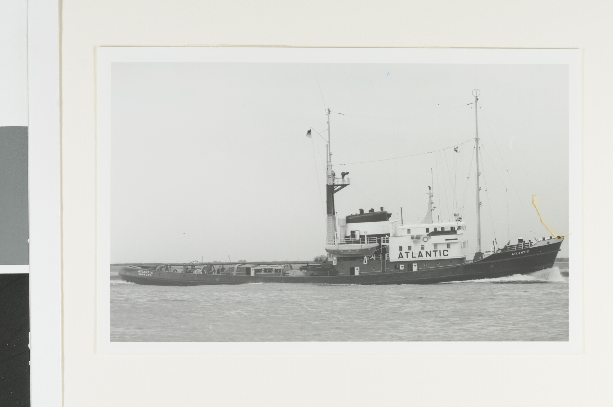 S.6408(1062); De Duitse sleepboot 'Atlantic' van Bugsier & Bergungs A.G. uit Hamburg vaart op de Nieuwe Waterweg; foto