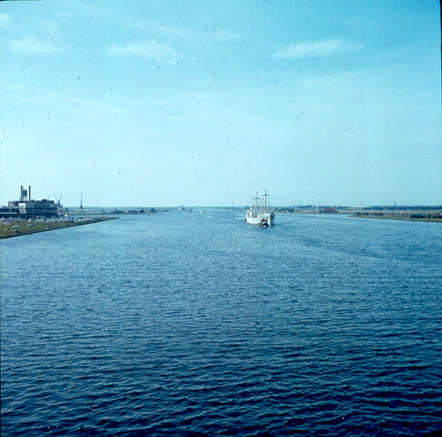 S.9100(1982); Dia van de Tunesische tanker ms. Monastir (ex- Saint Pierre) varende op [...]; diapositief