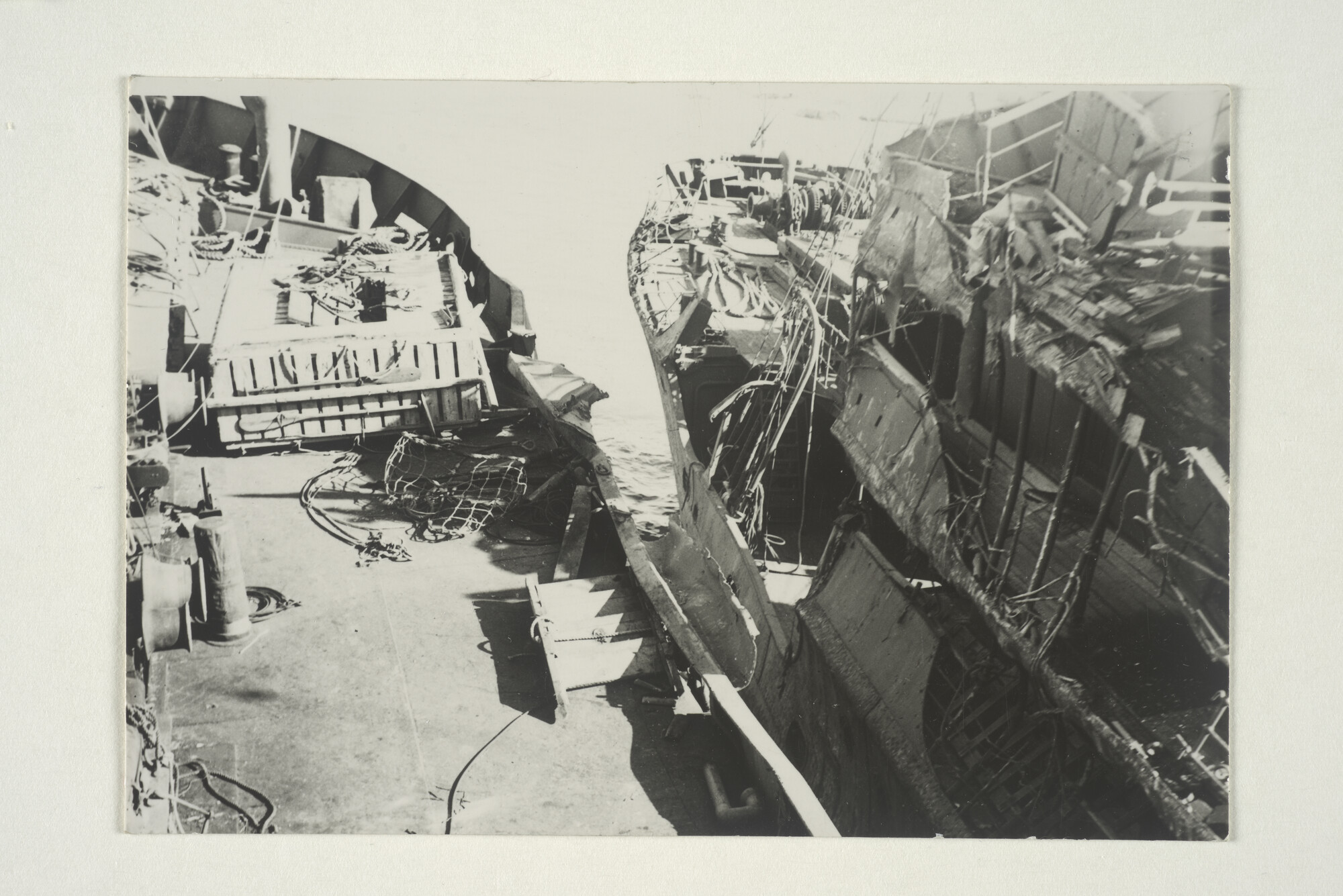 2000.3420; Foto's van het beschadigde vrachtschip ss. 'Trajanus' van de KNSM in de haven van Benghazi, januari 1943; fotoreportage