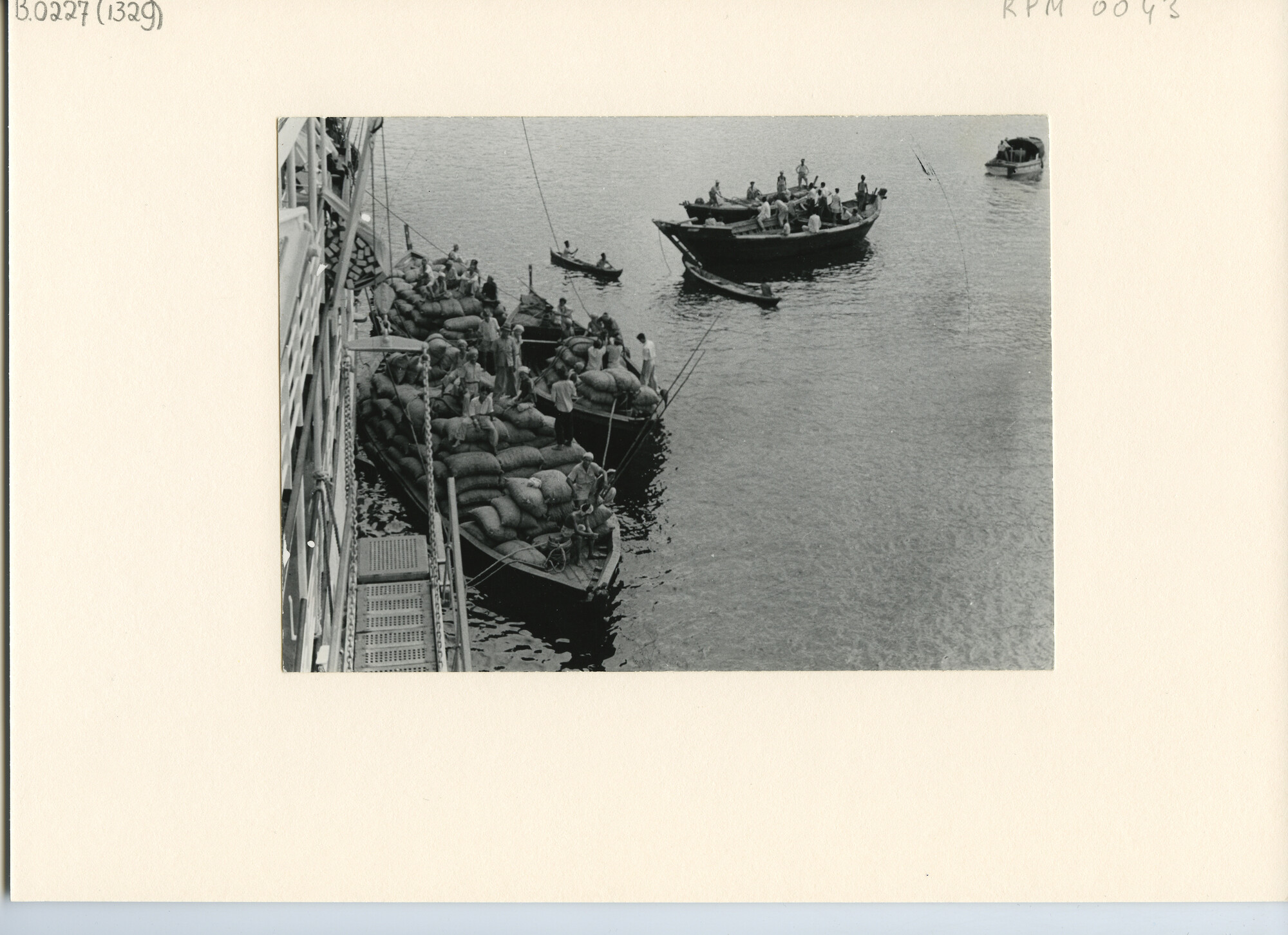 B.0227(1329); Laadboten langszij ms. Karaton; foto