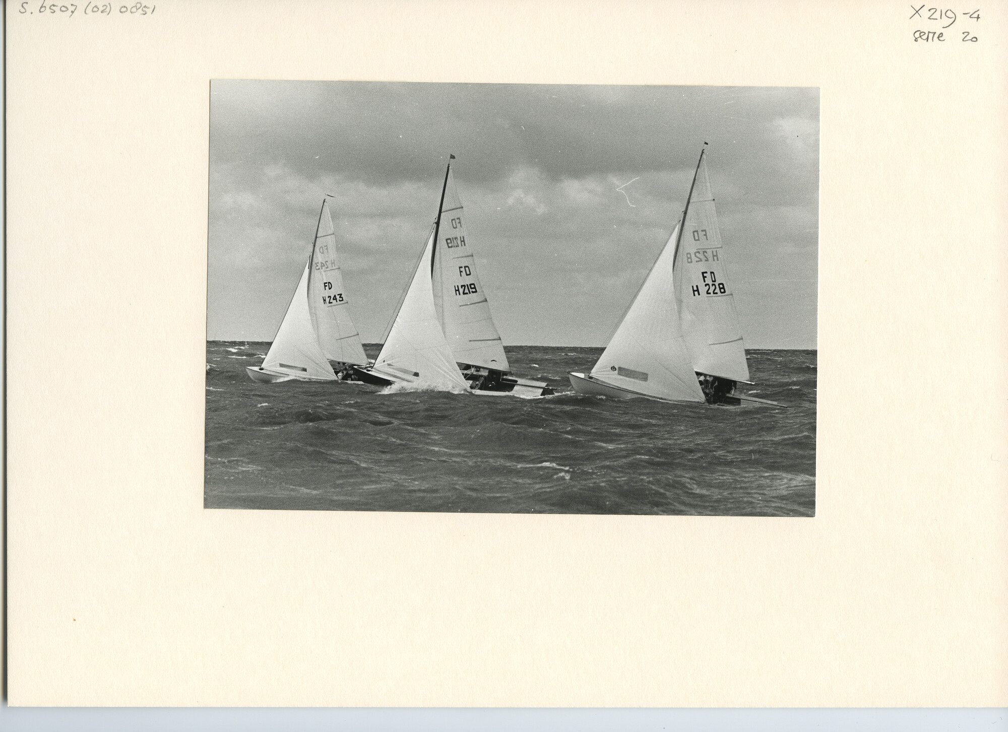 S.6507(02)0851.04; Zwart-wit foto van de FD-klasse op het IJsselmeer voor Medemblik tijdens een wedstrijd van KZ&RV "Hollandia"; foto
