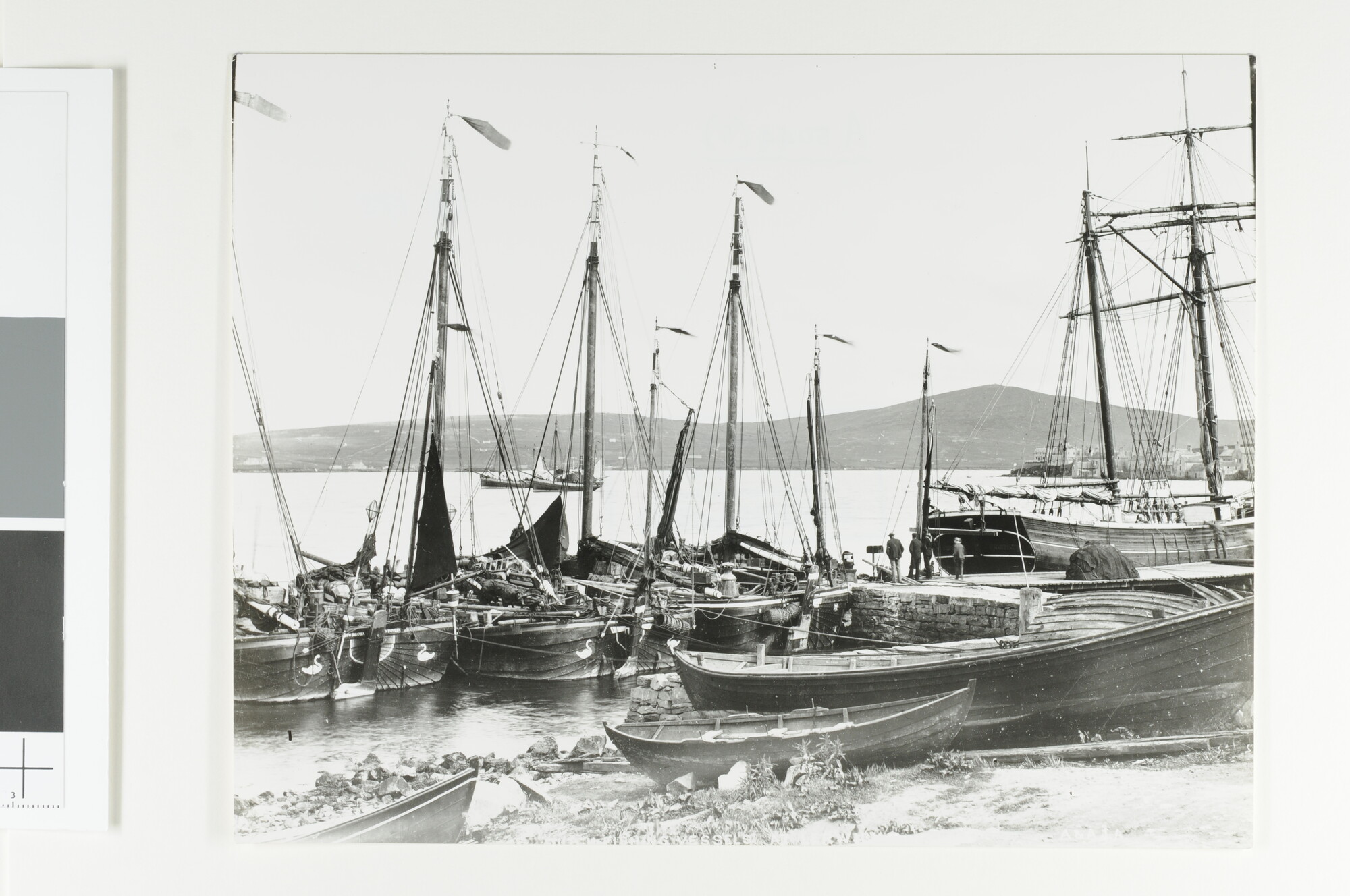 A.5044(05); Scheveningse bomschepen liggen afgemeerd in de haven van Lerwick; foto