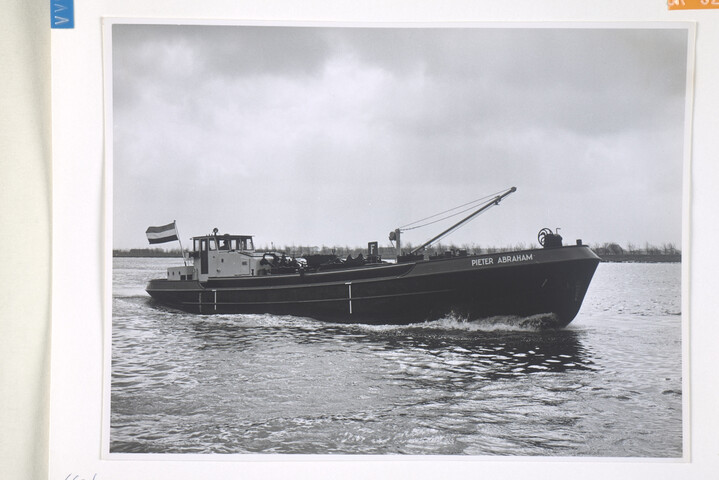 1992.1119; De motortankboot Pieter Abraham van de rederij P.A. van der Linden in Amsterdam [...]; fotoreportage