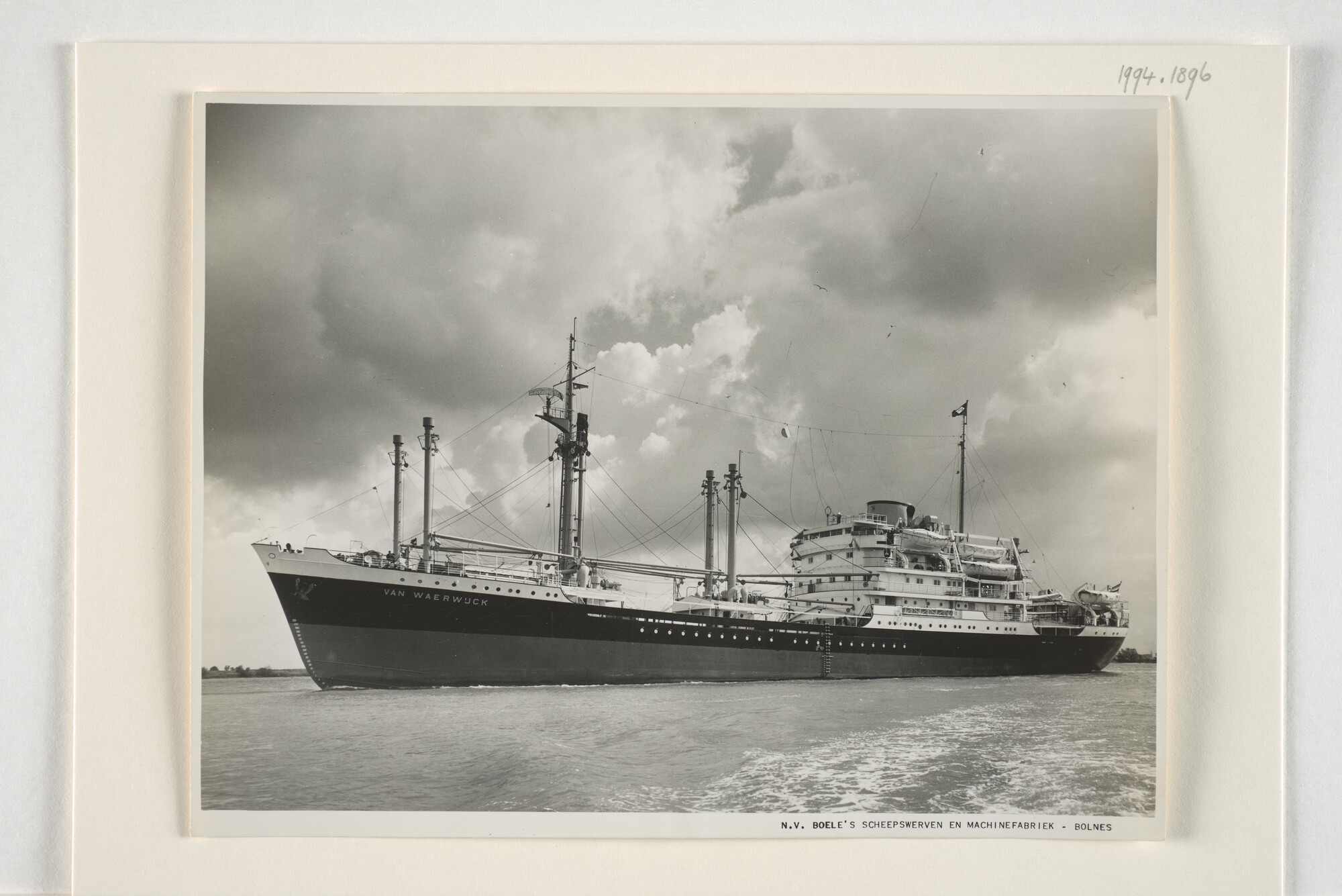 1994.1896; Het ms. 'Van Waerwijck' van de KPM vaart op de Nieuwe Waterweg op weg naar zee; foto