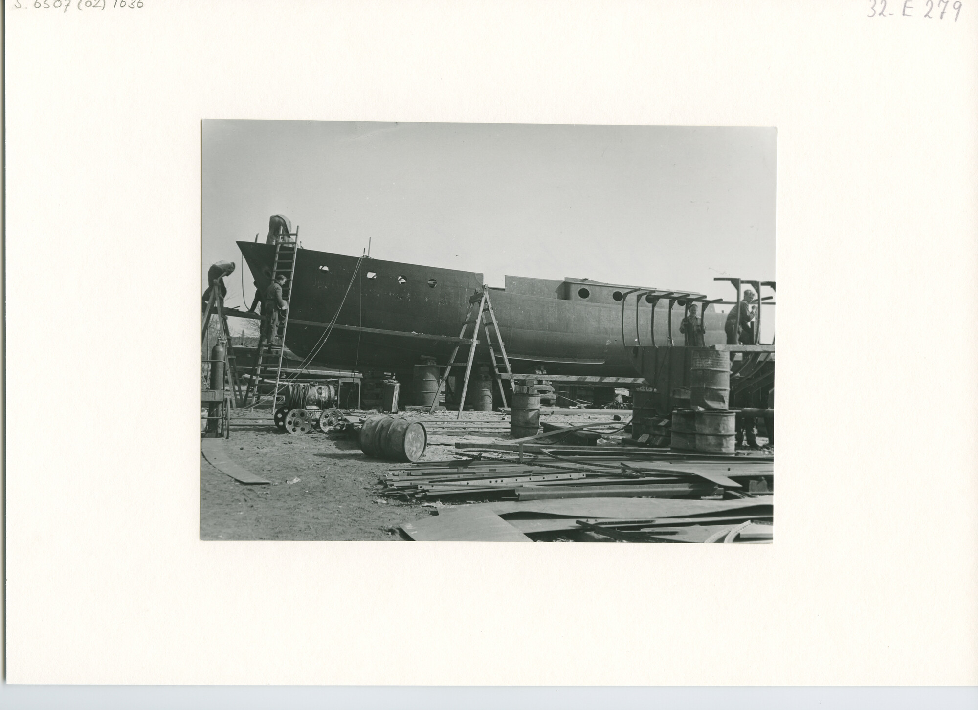 S.6507(02)1636.05; Zwart-wit foto van een drietal grote stalen motorjachten in verschillende stadia van afbouw; foto