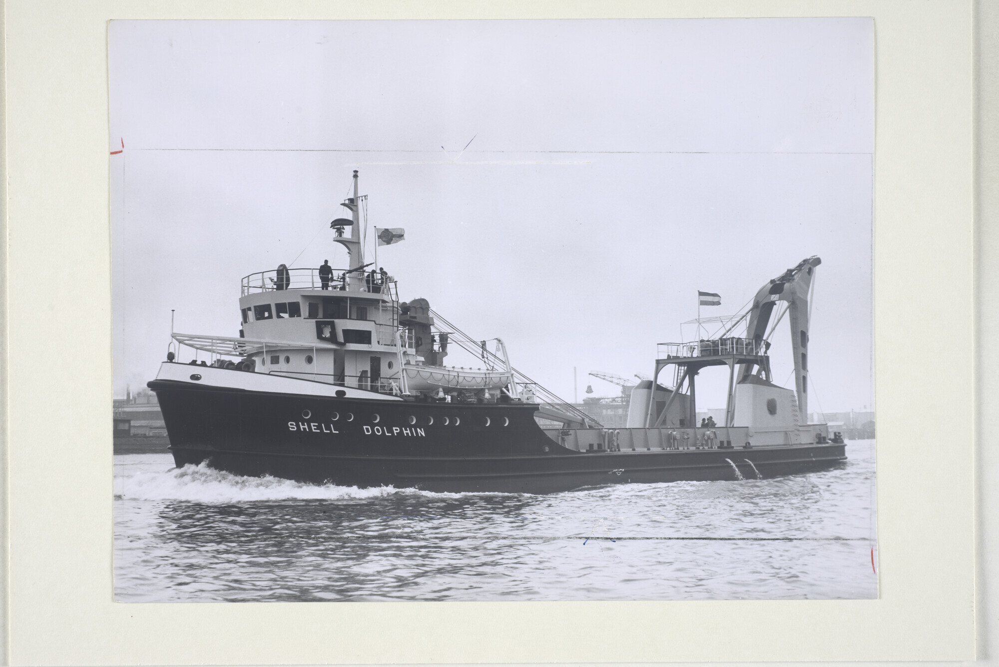 1999.1550; Het bevoorradingsschip 'Shell Dolphin' op weg voor de proefvaart; foto