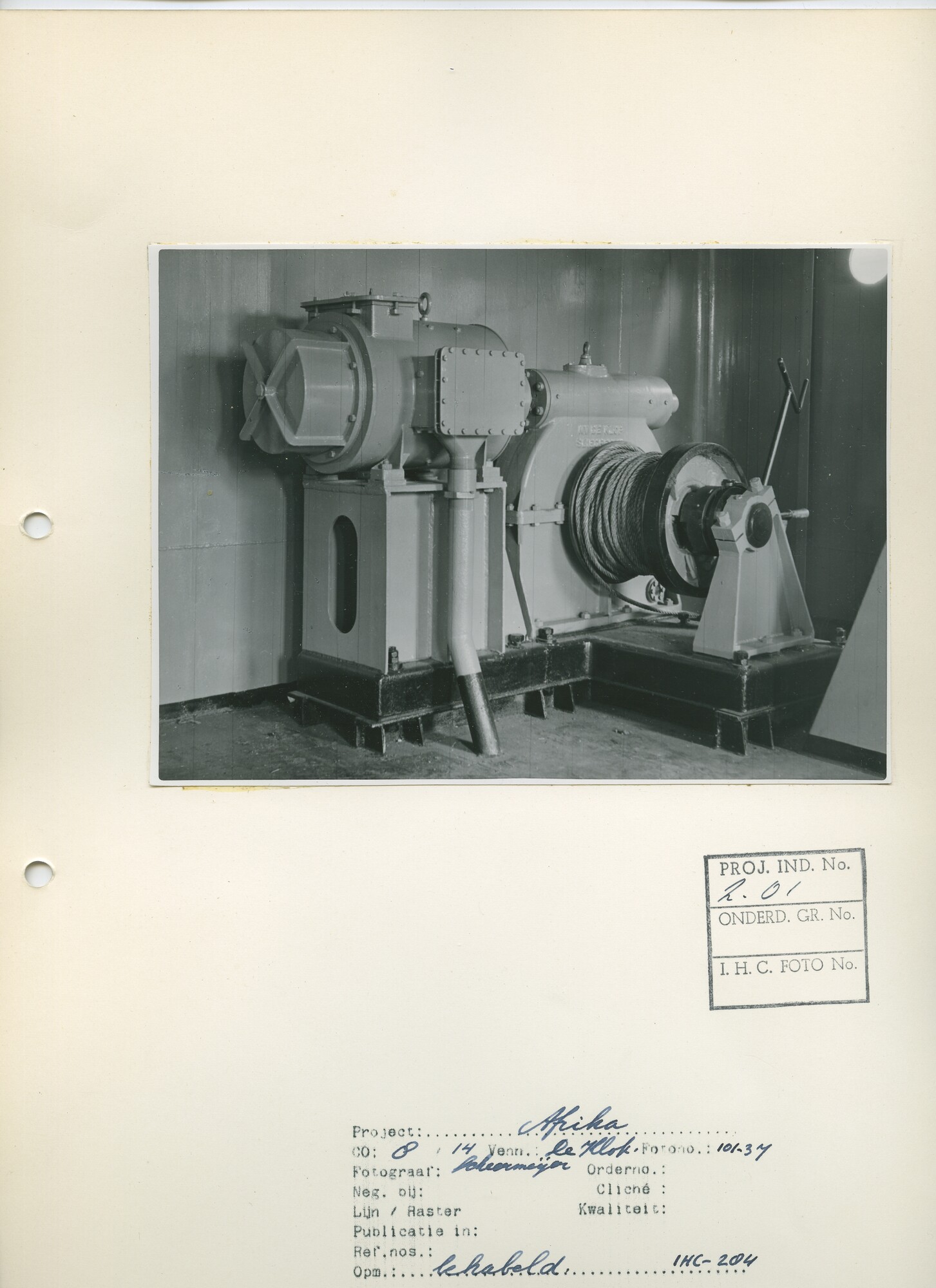 S.6268(53)09; Blad met foto van de emmerbaggermolen Afrika; foto