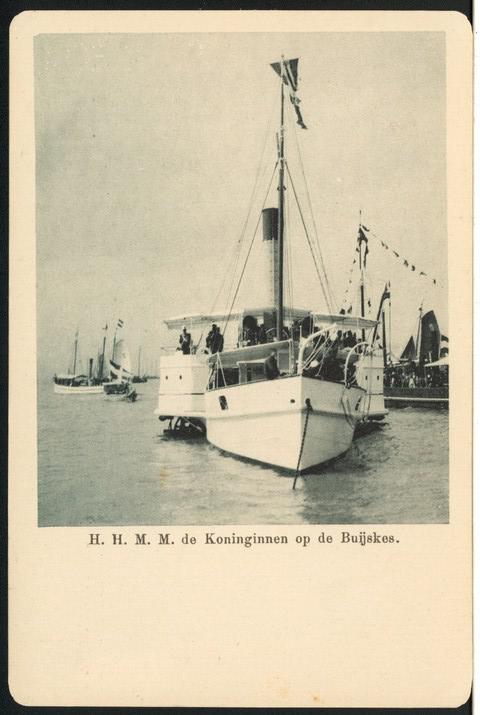 1993.6174; H.H.M.M. de Koninginnen op de Buijskes: De Koninklijke sloep onderweg naar [...]; prentbriefkaart