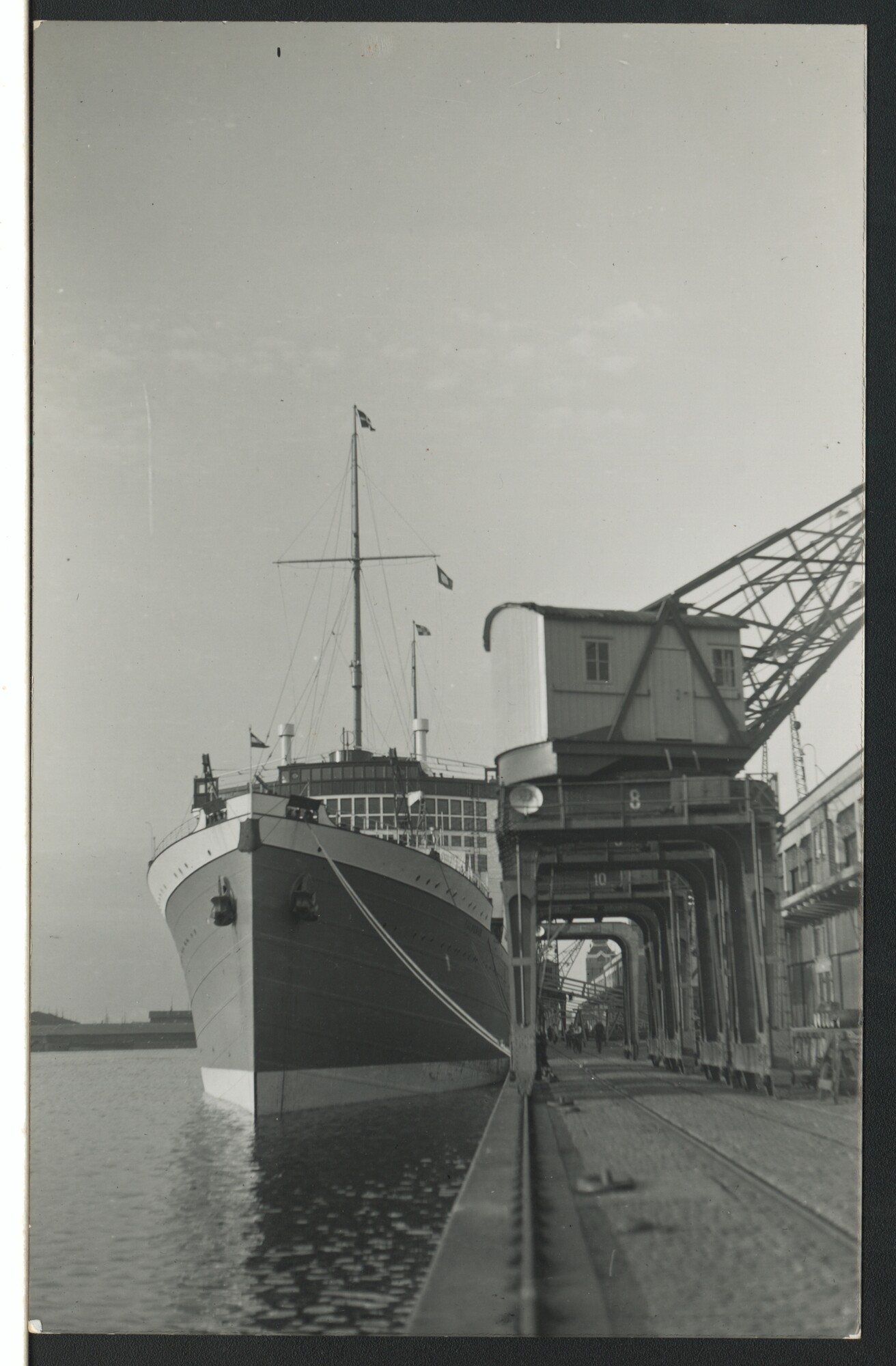 S.4380(04)169; Drie foto's van het passagiersschip ms. 'Baloeran' van de NV Rotterdamsche Lloyd: gezicht op het sloependek op zee [...]; prentbriefkaart-serie