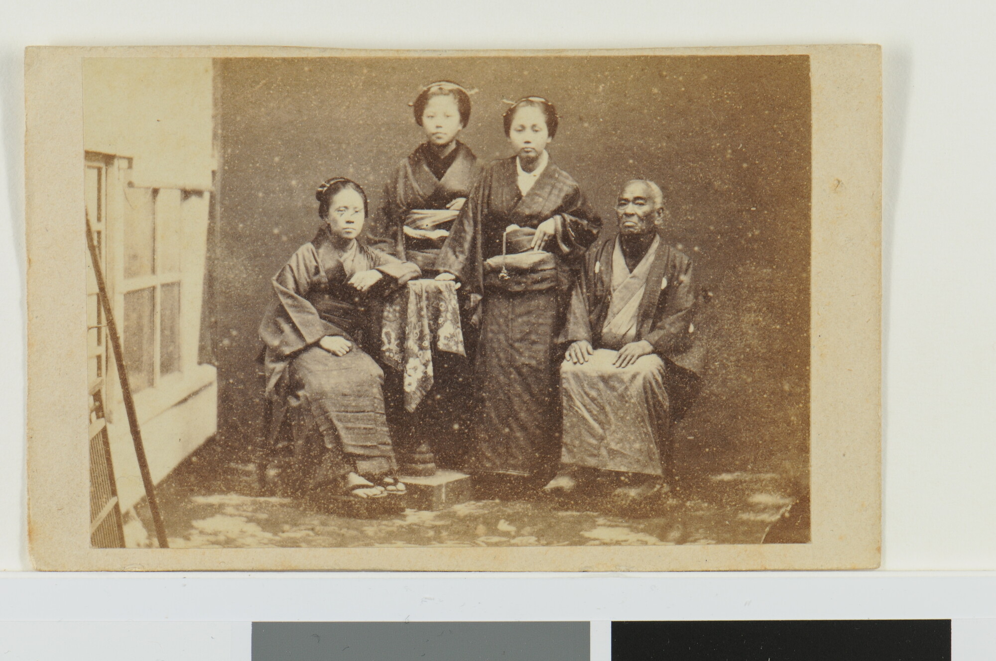 1999.3180; Familieportret bestaande uit drie vrouwen en een man; foto