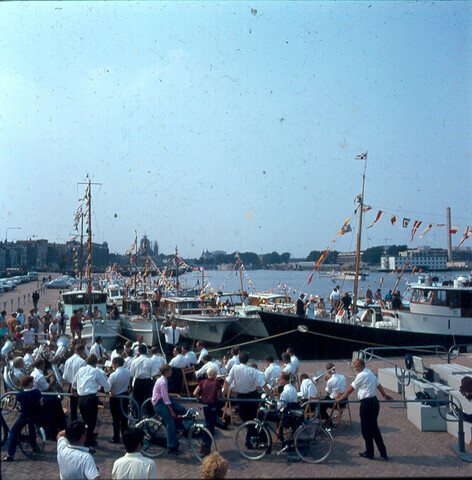 S.9100(4140); Amsterdam police band saluts golden armada. Dia van de Amsterdamse [...]; diapositief