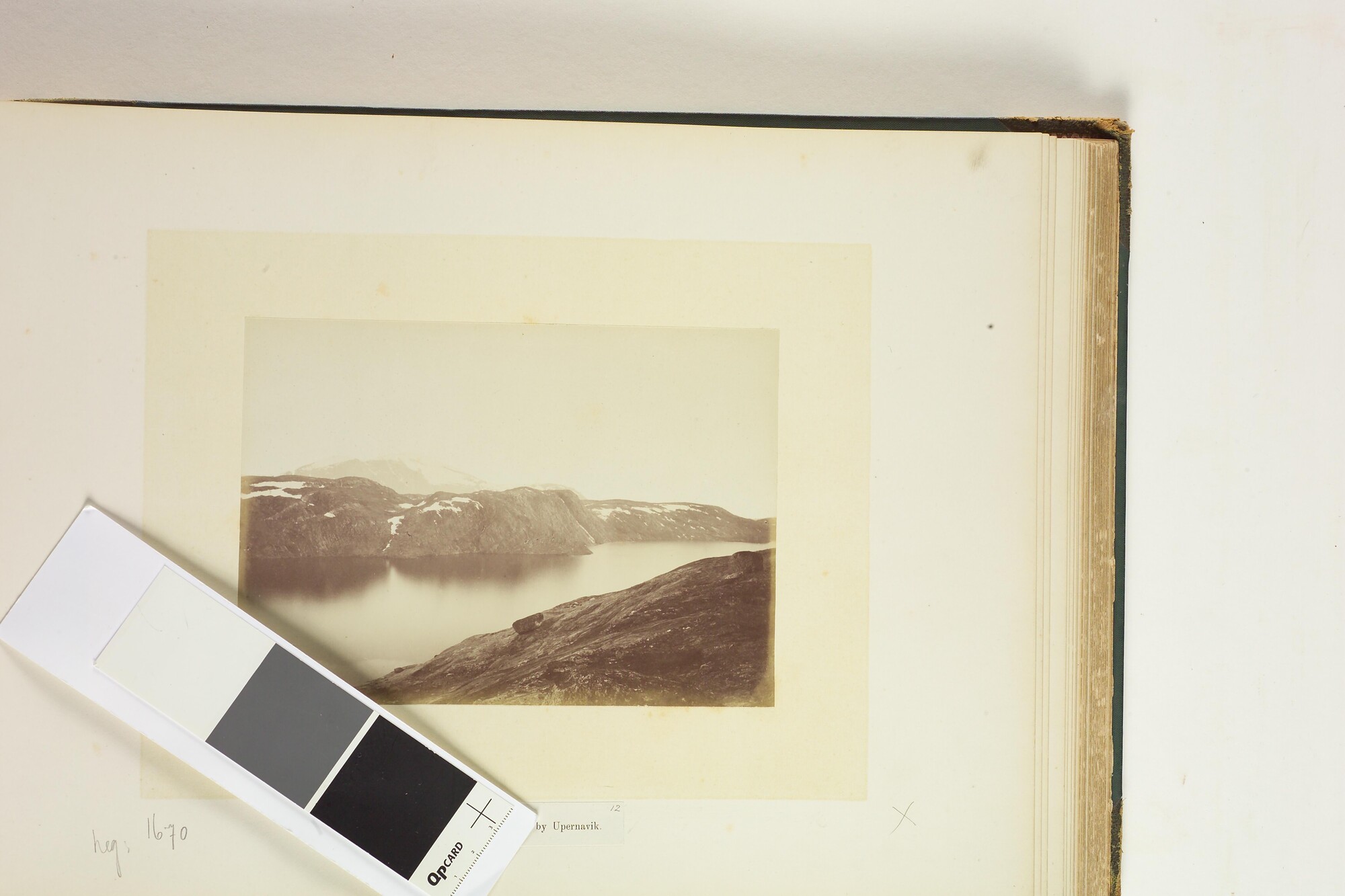A.4325; Album met foto's van de noordpoolreis van de Pandora; fotoalbum