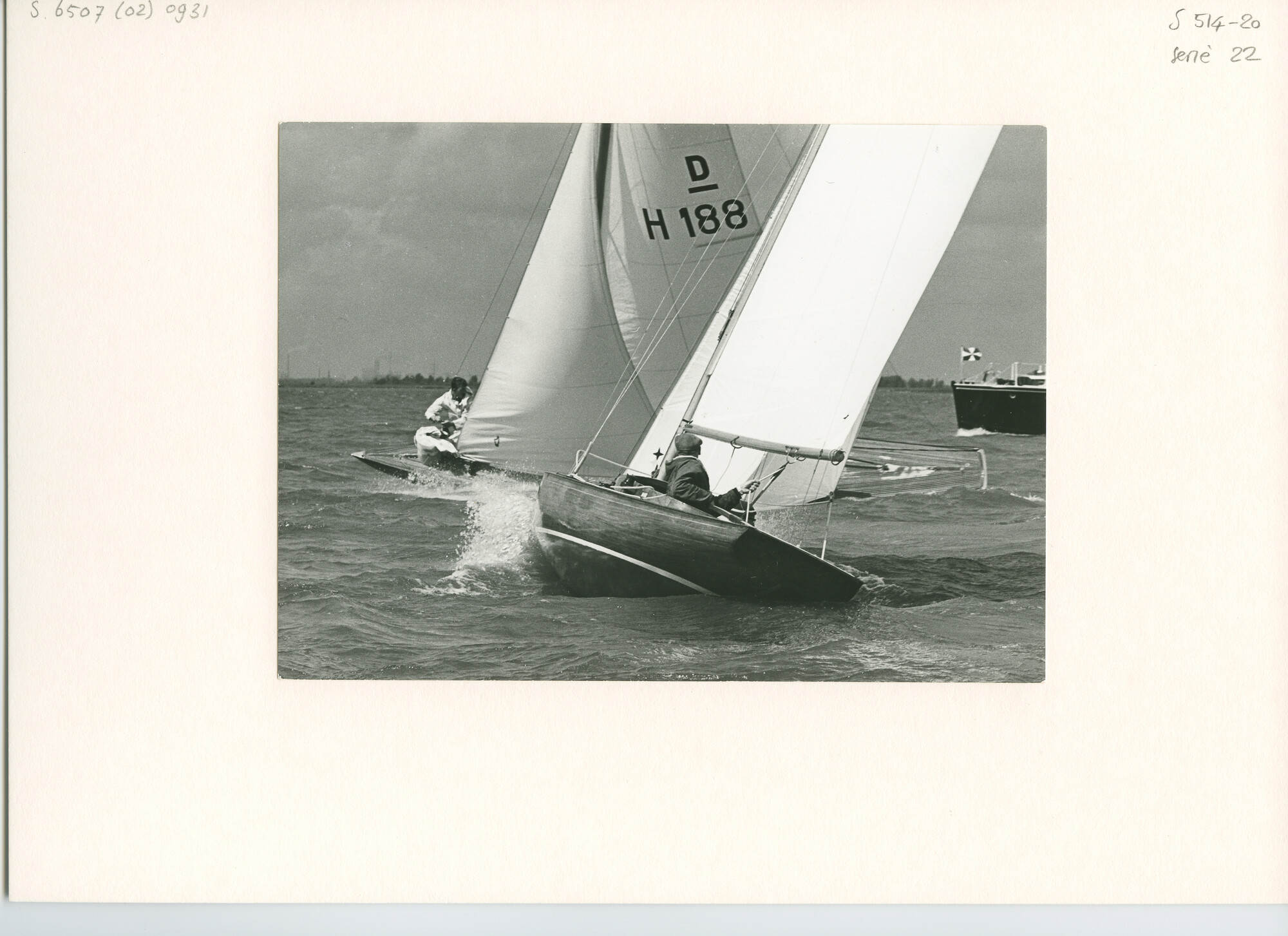 S.6507(02)0931.03; Zwart-wit foto van de Hollandweek II: de Drakenklasse op het IJsselmeer voor Muiden; foto