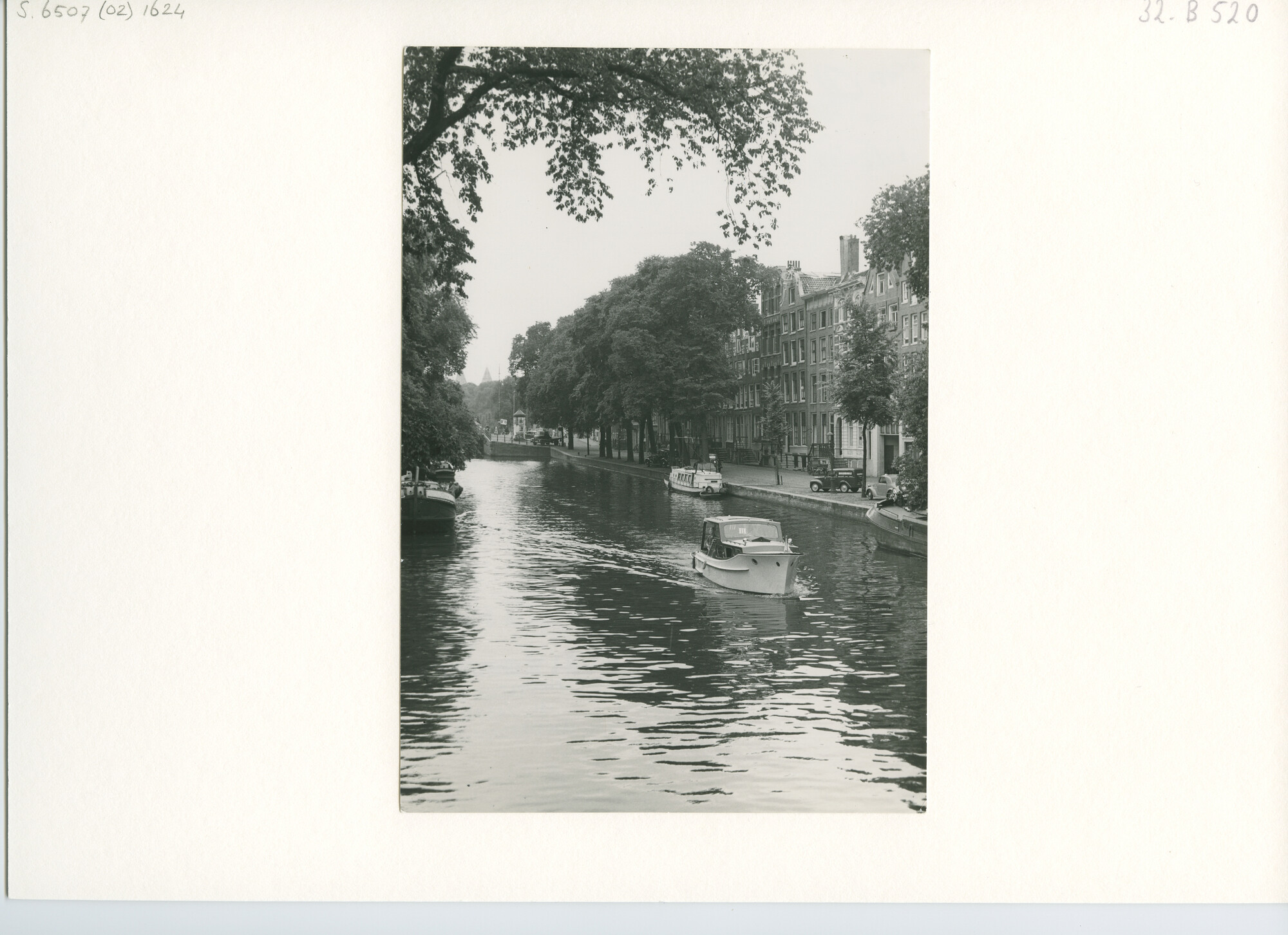 S.6507(02)1624.02; Zwart-wit foto van een motorboot-rally door de grachten van Amsterdam; foto