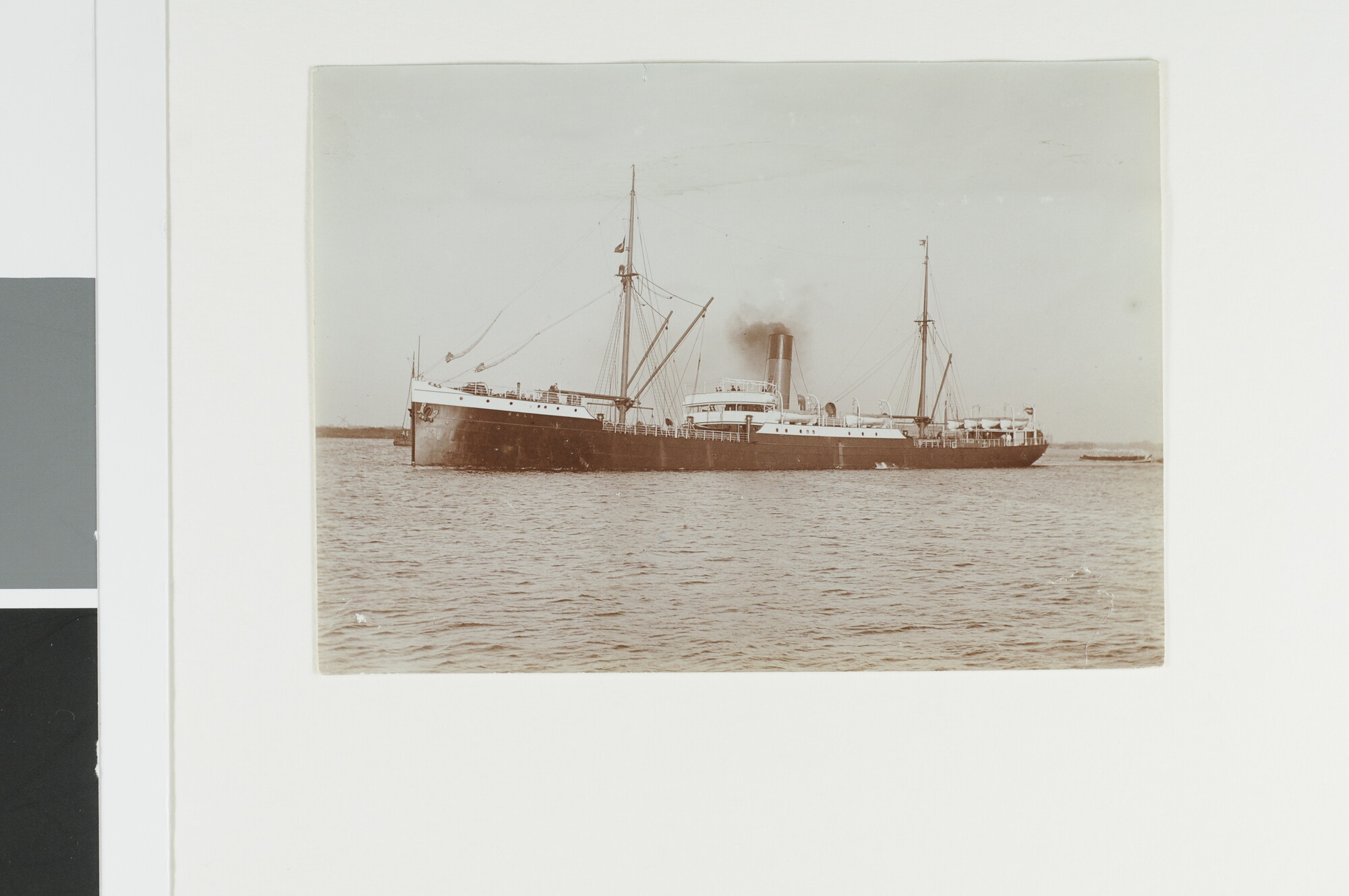 S.3565(68); Het vrachtschip ss. Bali van de SMN bij vertrek uit Amsterdam; foto