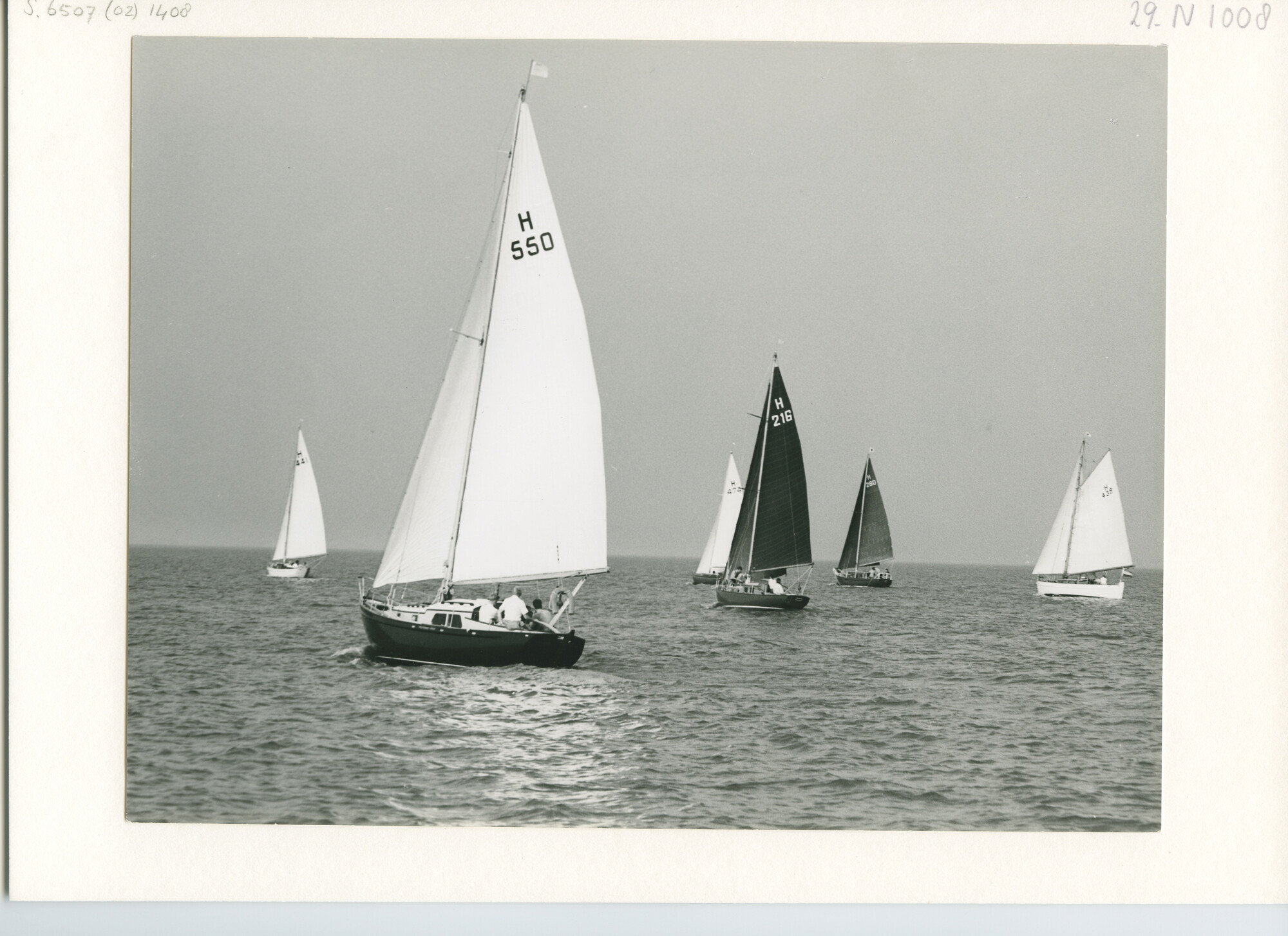 S.6507(02)1408.01; Zwart-wit foto van de start van de Nachtwedstrijd op het IJsselmeer; foto