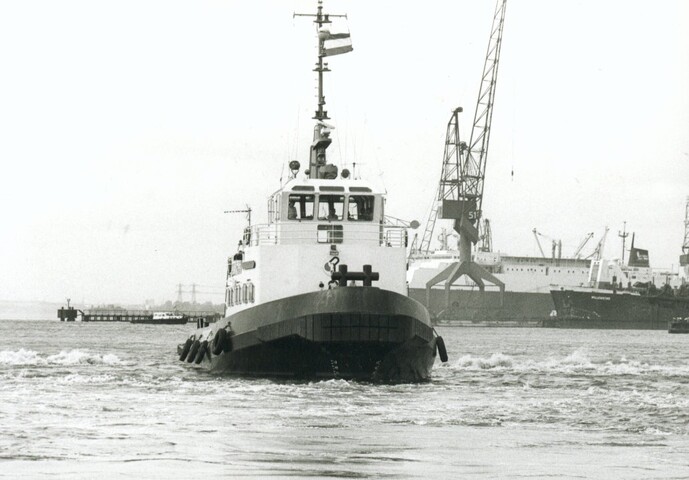 2001.1681; Foto's van de demonstratie op het IJ bij indienstelling van vier nieuwe sleepboten voor Reederij Gebroeders Goedkoop / Wijsmuller Groep in 1982; fotoreportage