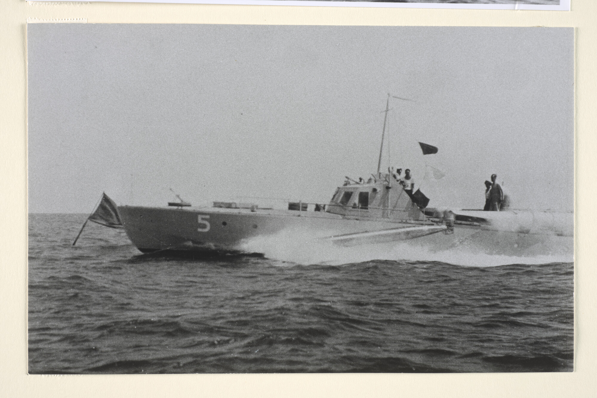 1995.1303; Reproductiefoto's van motortorpedoboot 'TM 5' tijdens oefeningen in de Indische wateren; fotoreportage