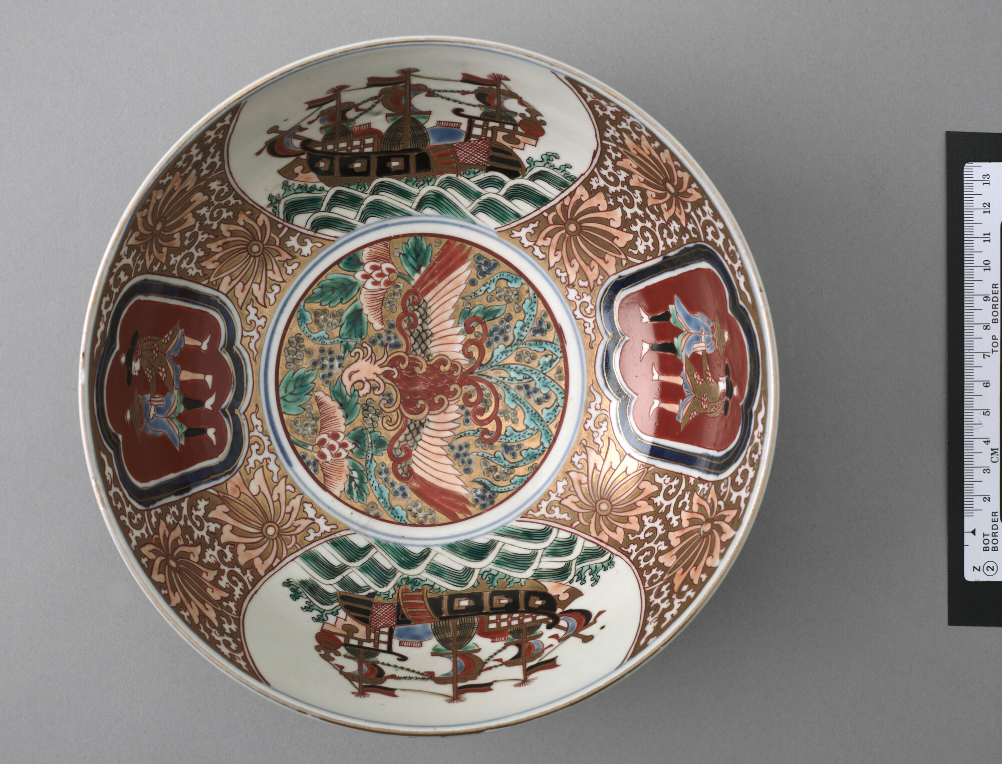 A.2031(03); Kastkom van Japans porselein, met voorstelling van Hollandse schepen en kooplieden; kom