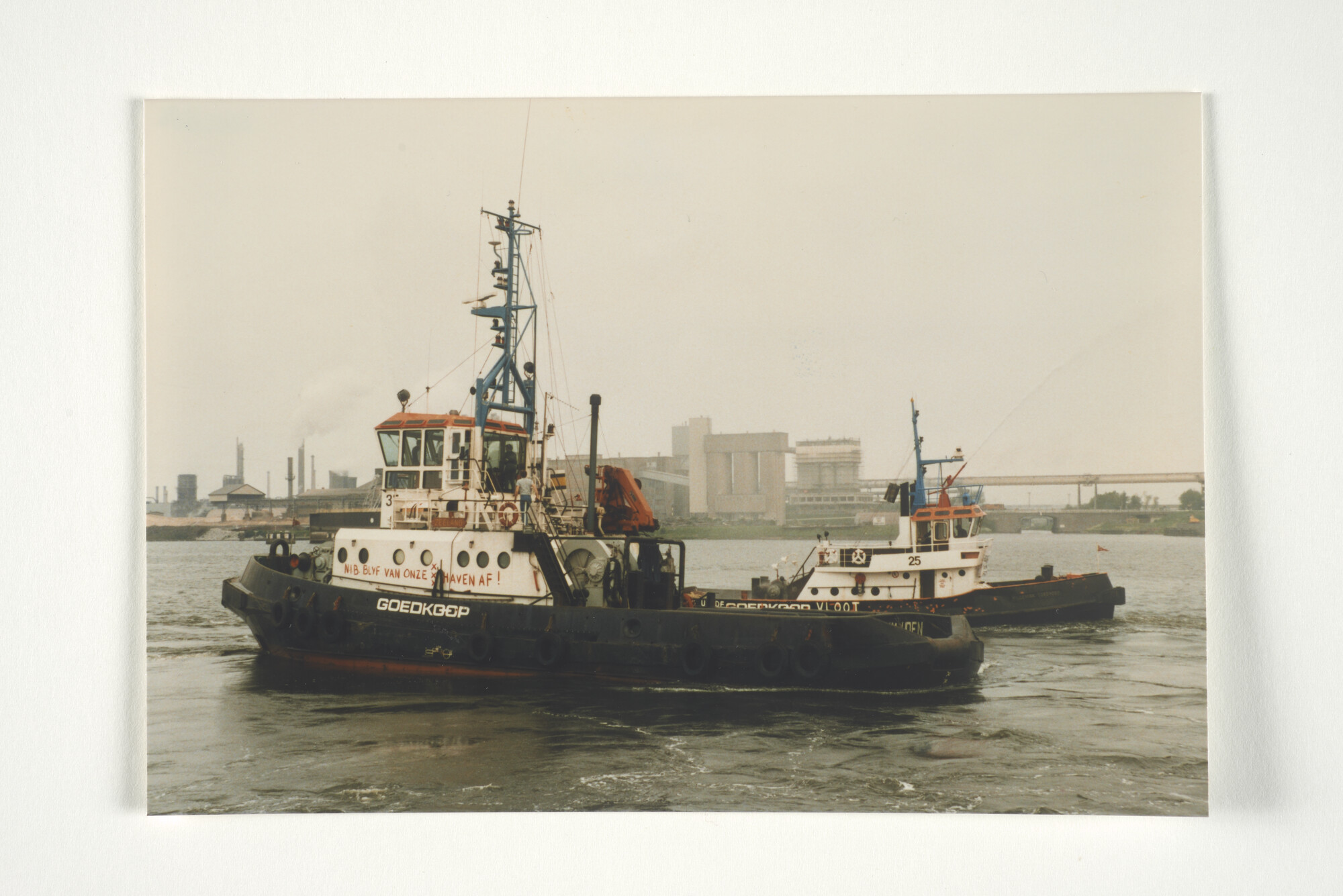 2001.1686; Bezetting van het kantoor aan de Westerdoksdijk door het personeel van [...]; fotoreportage