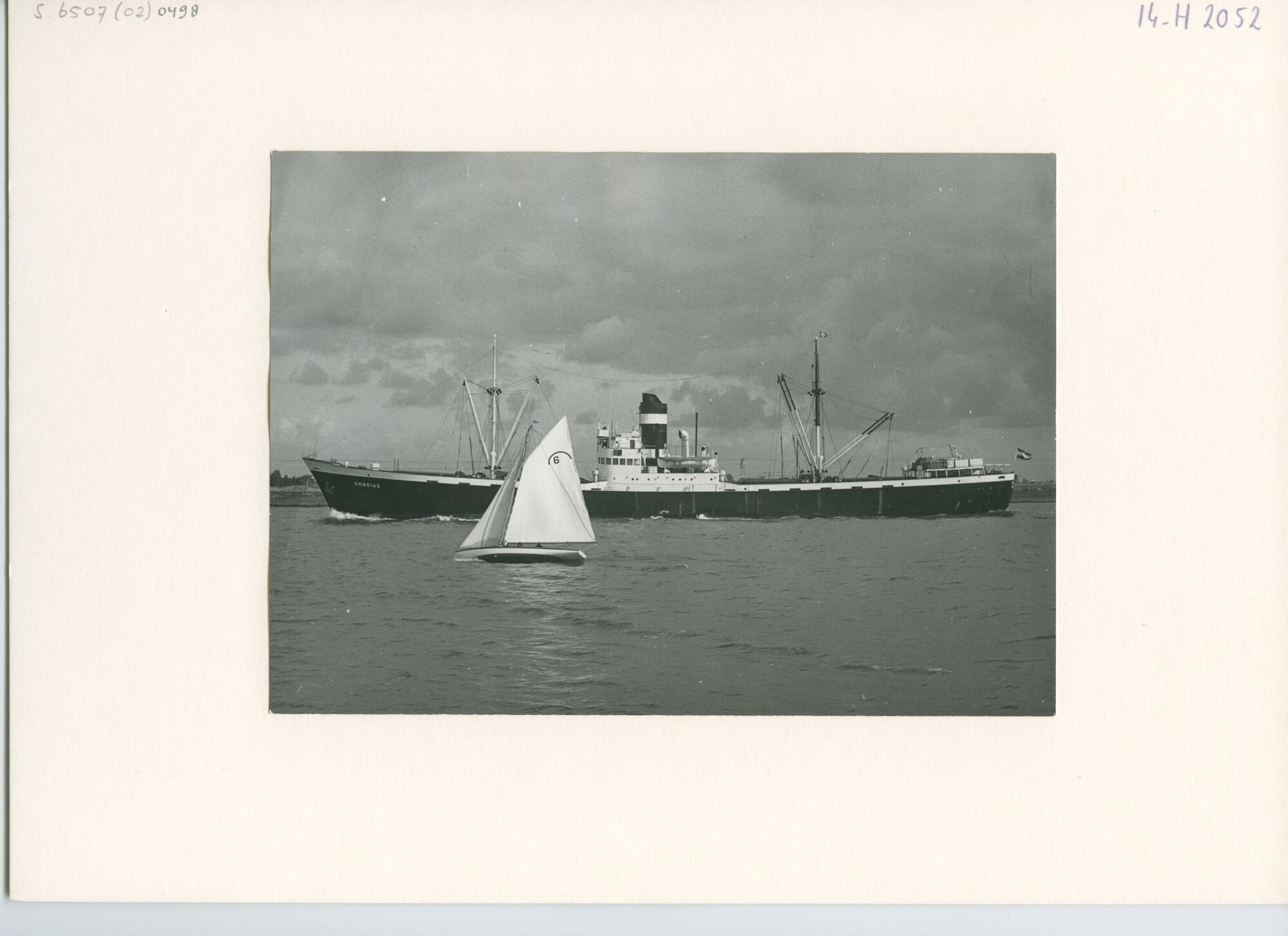 S.6507(02)0498.03; Zwart-wit foto van de Regenboogklasse in een wedstrijd op de Nieuwe Waterweg; foto