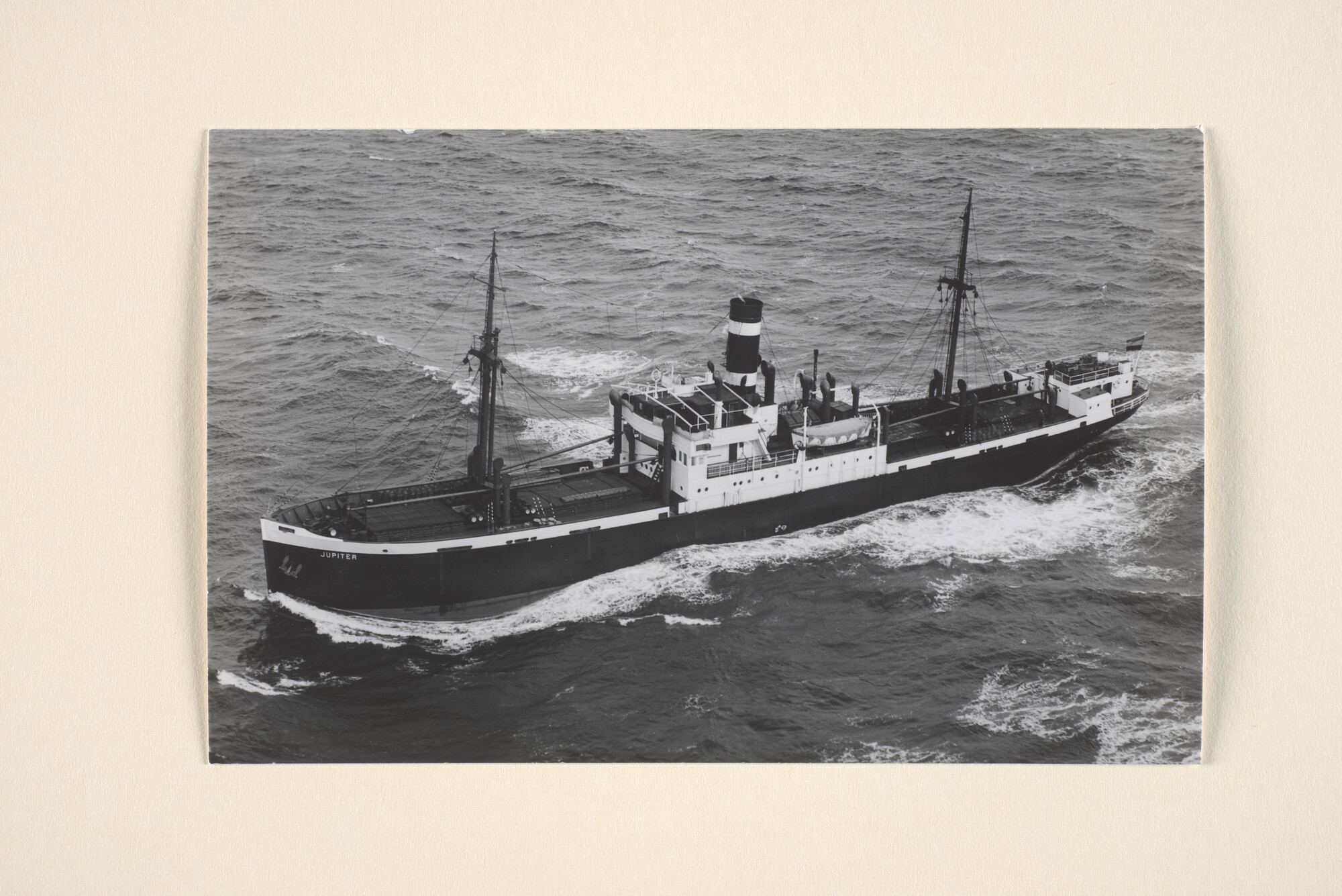 1995.6861; Luchtfoto van het vrachtschip ss. Jupiter van de KNSM; foto