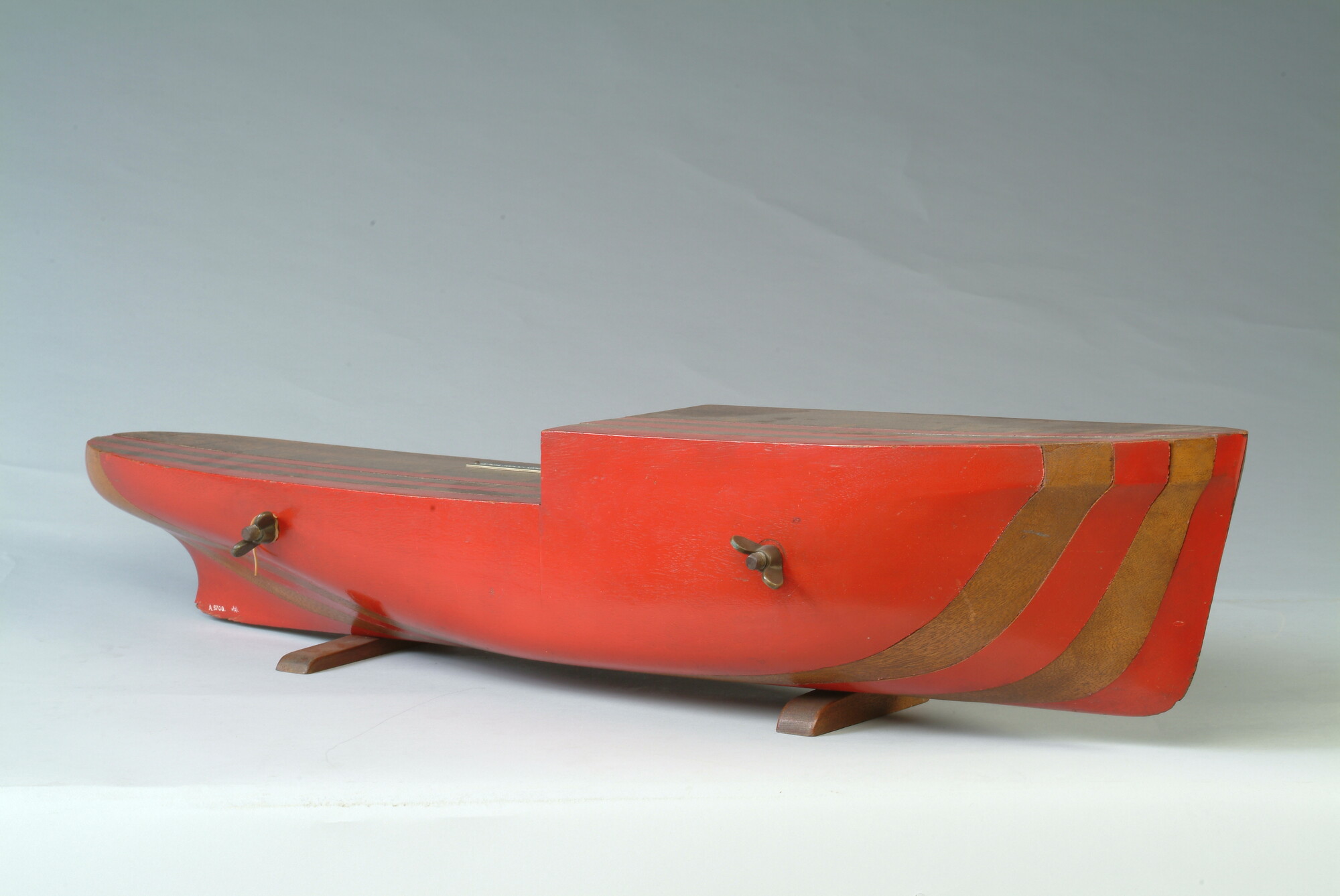 A.5708(02); Demontabel houten model van een scheepsromp; technisch model